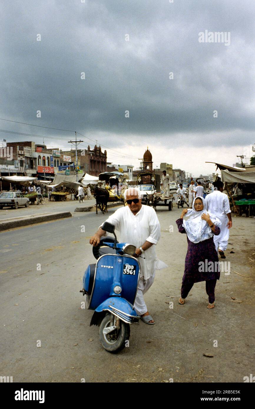 Homme avec Vespa. Pakistan. Asie Banque D'Images