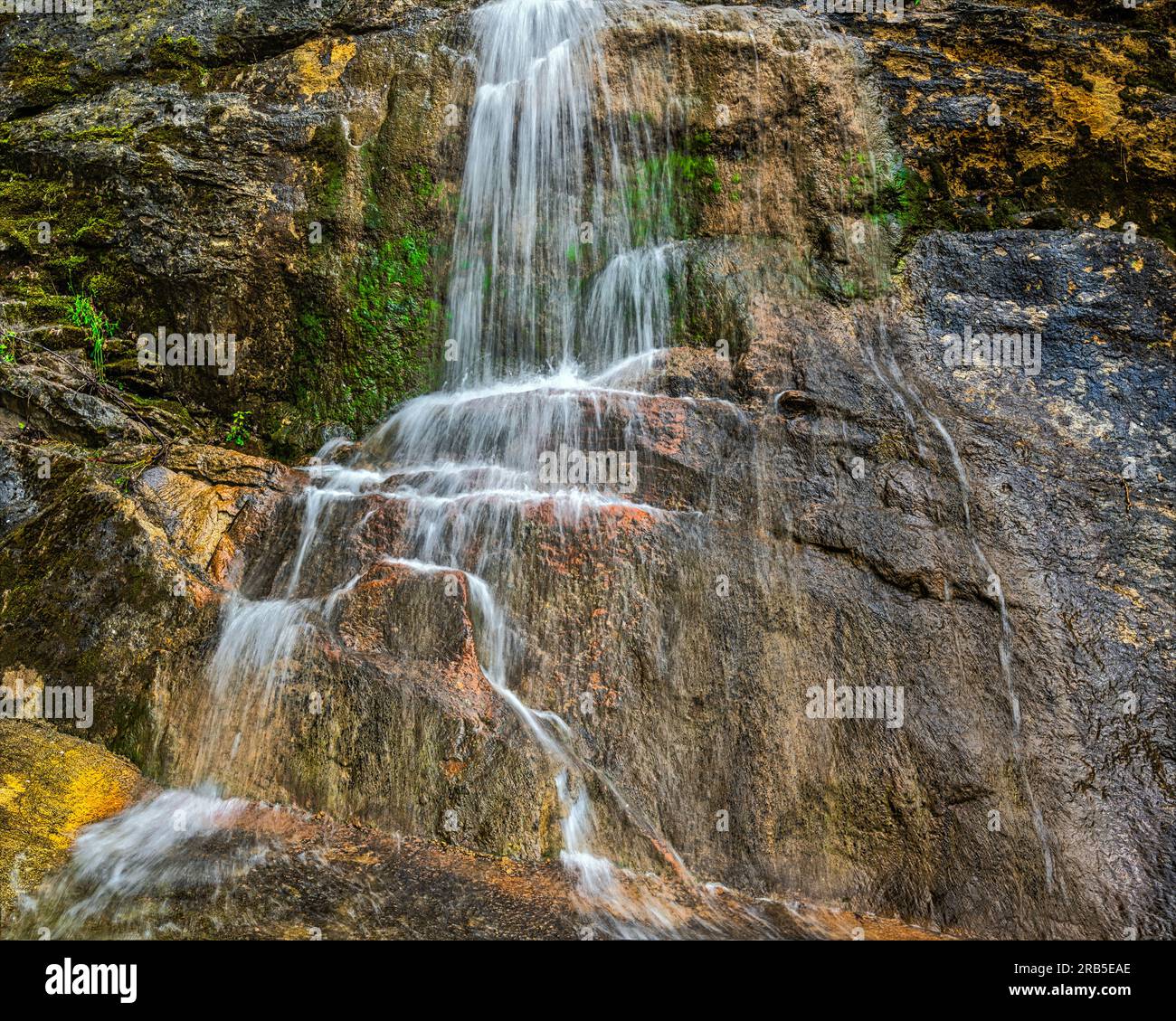 Cascade sulfureuse à Tocco da Casauria dans le parc national de Maiella. Tocco da Casauria, province de Pescara, Abruzzes, Italie, Europe. Banque D'Images