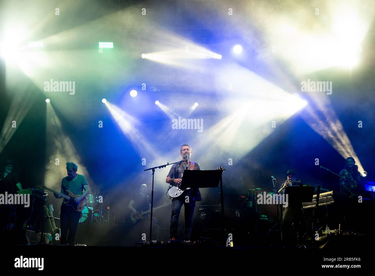 L'auteur-compositeur italien Daniele Silvestri se produit en live avec le groupe lors du festival des fleurs à Turin, en Italie Banque D'Images