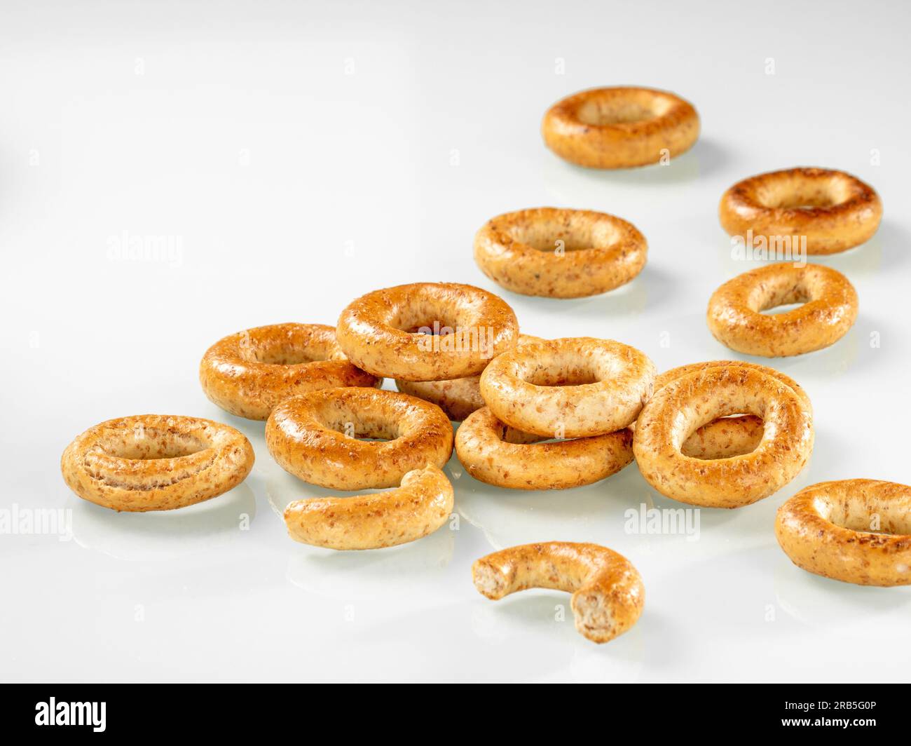 Restauration rapide. Tas de bretzels croustillants pour le petit déjeuner sur fond blanc. Banque D'Images