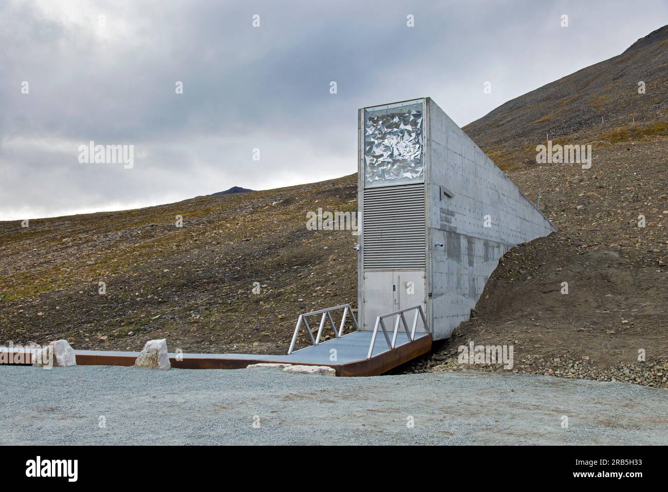 Entrée au Svalbard Global Seed Vault, la plus grande banque de semences au monde et installation de sauvegarde pour la diversité des cultures près de Longyearbyen, Spitzberg Banque D'Images