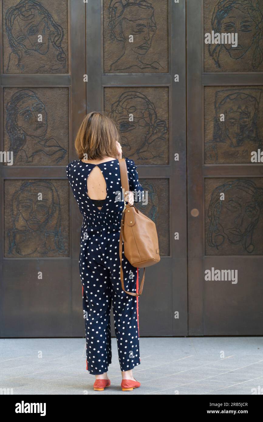 Londres, Royaume-Uni, 6 juillet 2023 : la nouvelle façade de la National Portrait Gallery, récemment rouverte, présente trois portes massives ornées de gravures de l'artiste Tracey Emin. Il s'ouvre également sur un espace public rénové appelé Ross place, avec une statue de l'acteur Henry Irving sur un socle. Anna Watson/Alamy Live News Banque D'Images