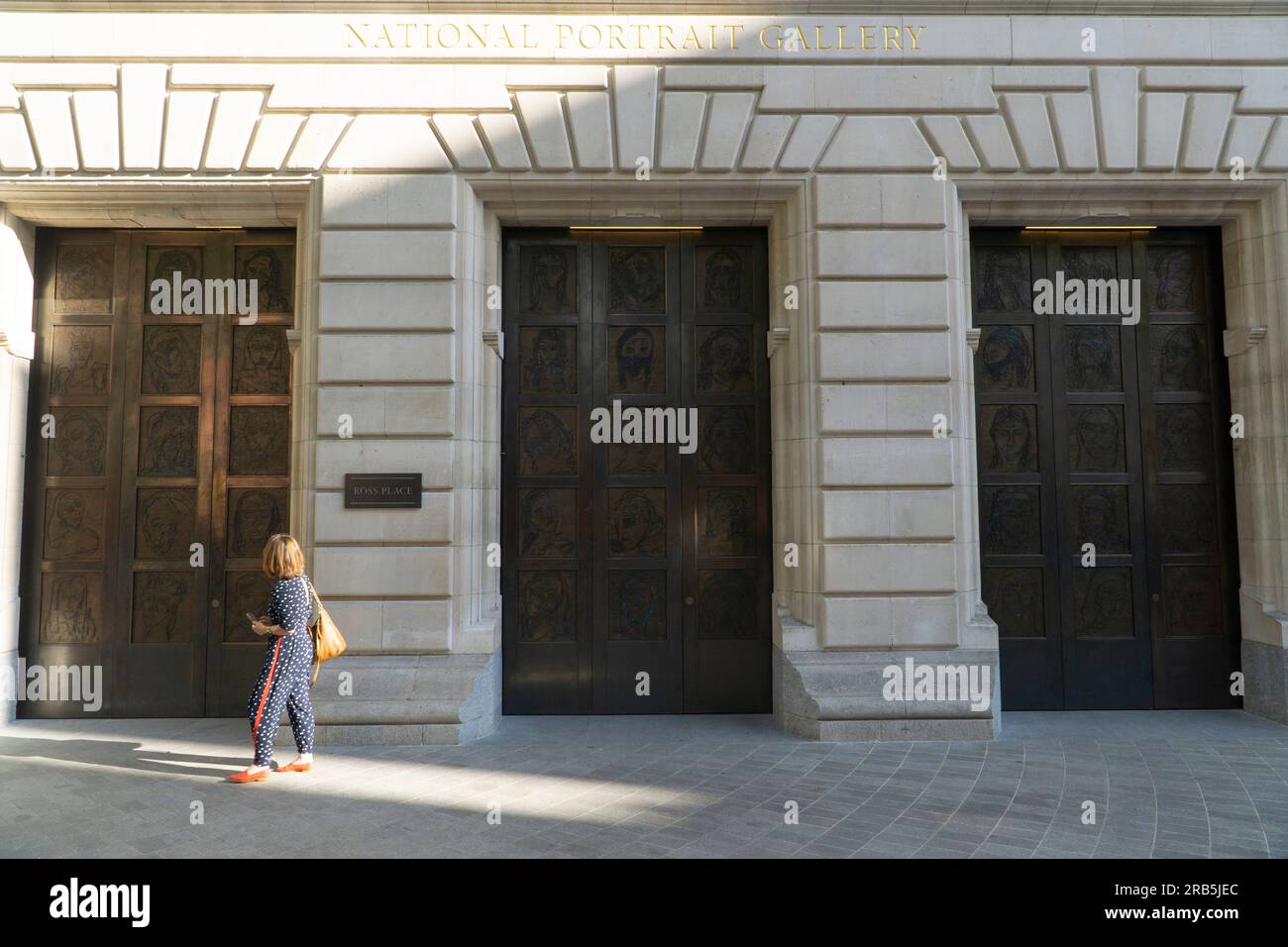 Londres, Royaume-Uni, 6 juillet 2023 : la nouvelle façade de la National Portrait Gallery, récemment rouverte, présente trois portes massives ornées de gravures de l'artiste Tracey Emin. Il s'ouvre également sur un espace public rénové appelé Ross place, avec une statue de l'acteur Henry Irving sur un socle. Anna Watson/Alamy Live News Banque D'Images