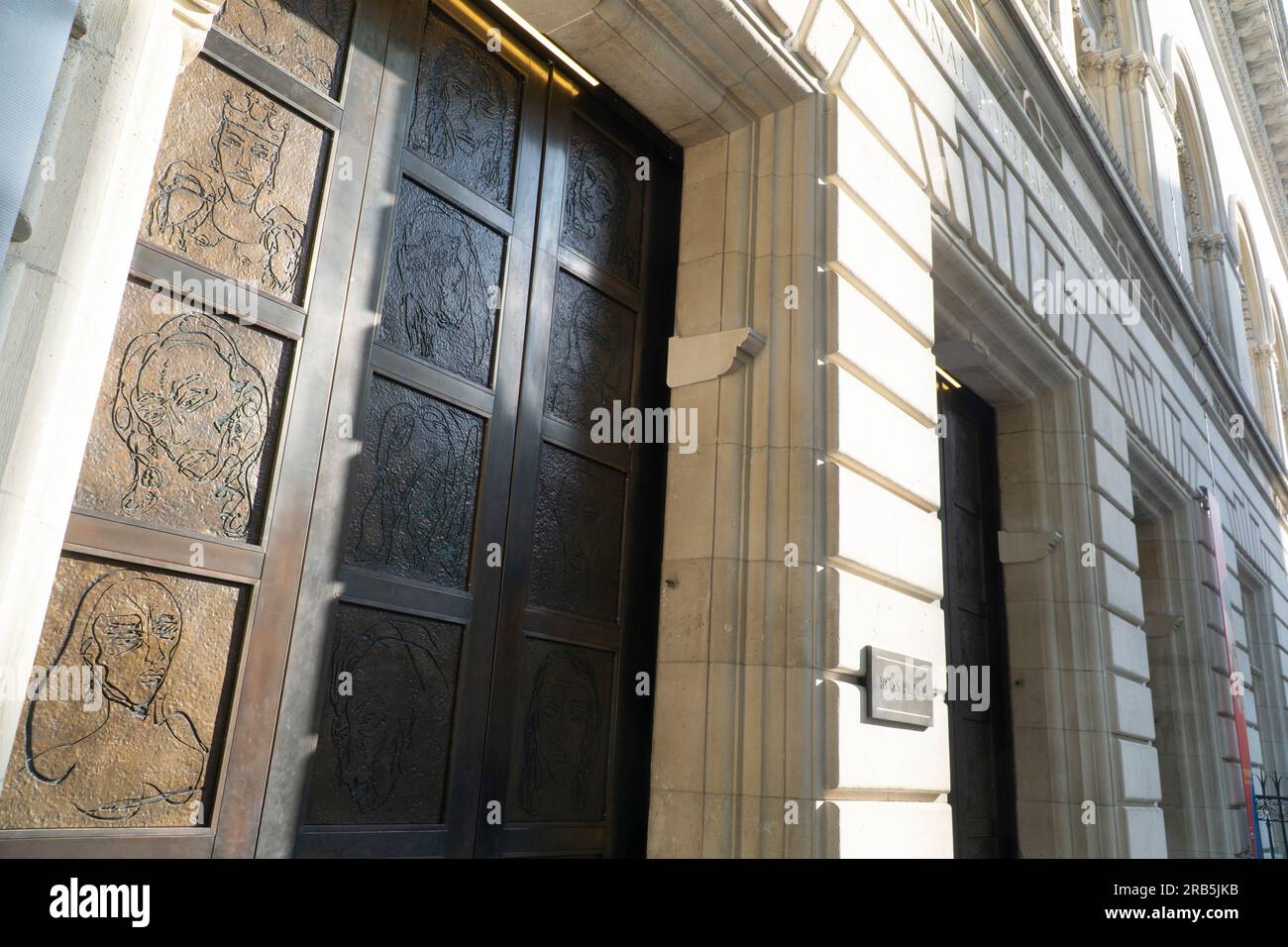 Londres, Royaume-Uni, 6 juillet 2023 : la nouvelle façade de la National Portrait Gallery, récemment rouverte, présente trois portes massives ornées de gravures de l'artiste Tracey Emin. Il s'ouvre également sur un espace public rénové appelé Ross place, avec une statue de l'acteur Henry Irving sur un socle. Anna Watson/Alamy Live News Banque D'Images