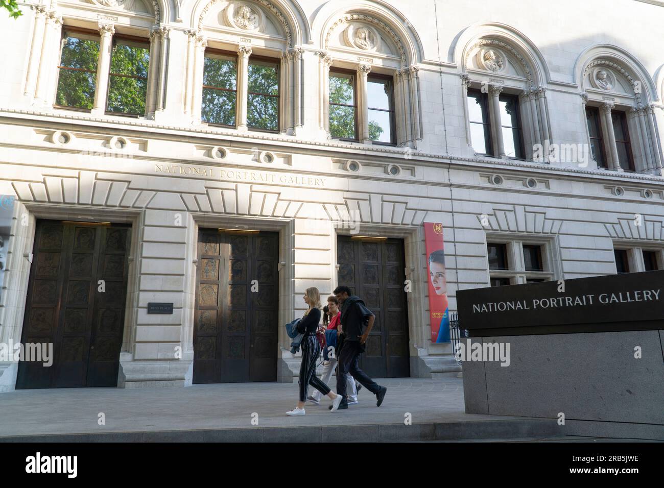 Londres, Royaume-Uni, 6 juillet 2023 : la nouvelle façade de la National Portrait Gallery, récemment rouverte, présente trois portes massives ornées de gravures de l'artiste Tracey Emin. Il s'ouvre également sur un espace public rénové appelé Ross place, avec une statue de l'acteur Henry Irving sur un socle. Anna Watson/Alamy Live News Banque D'Images