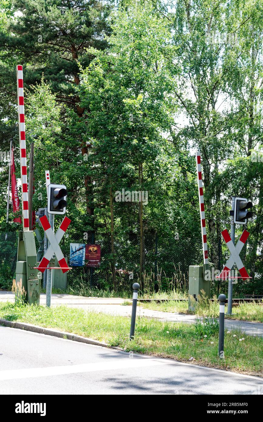 Passage à niveau avec barrières, feux de circulation et St. La croix d'Andrew Banque D'Images