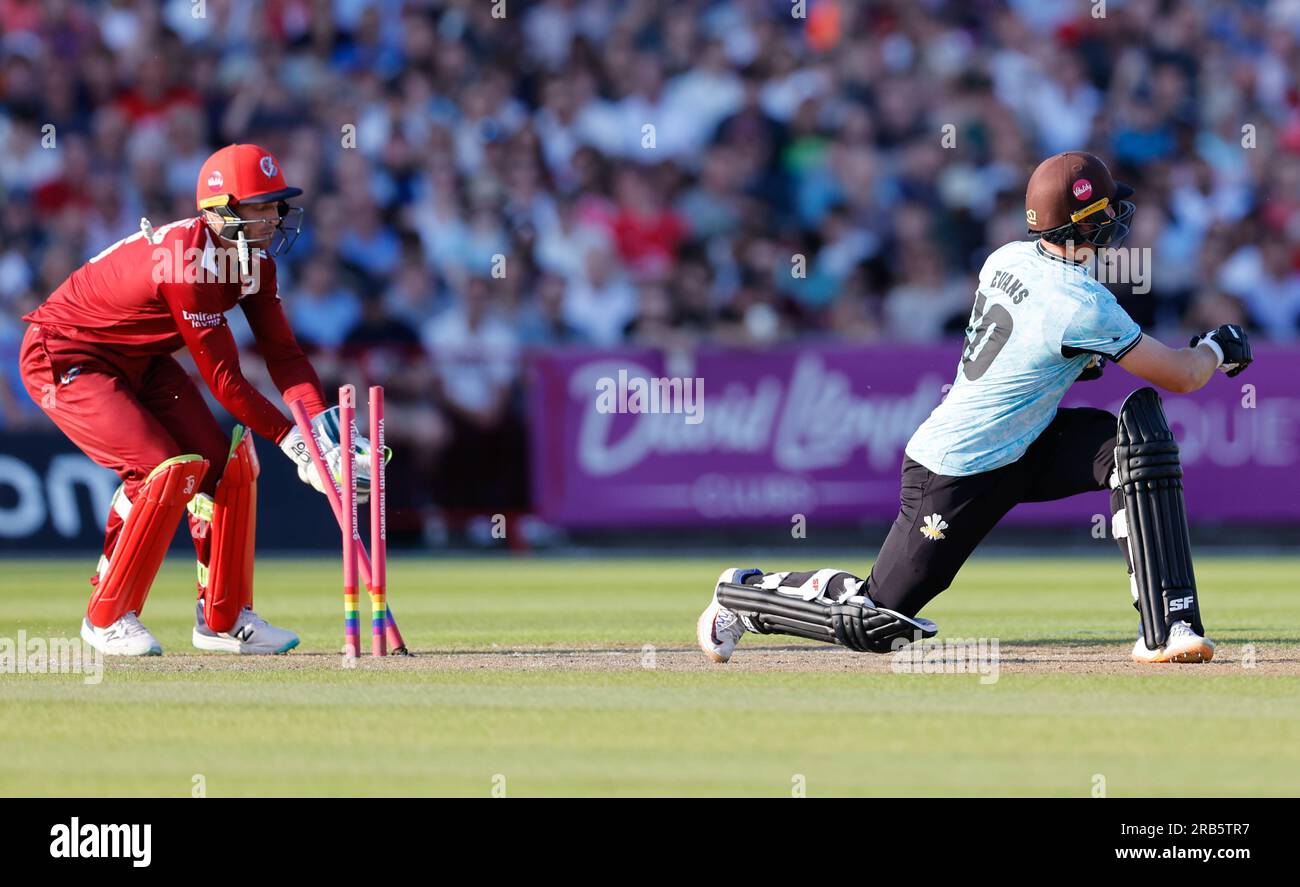 7 juillet 2023 ; Old Trafford Cricket Ground, Manchester, Angleterre : Vitality Blast T20 League Quarter final Cricket, Lancashire Lightning versus Surrey ; Laurie Evans de Surrey est battue pour 70 au bowling de Liam Livingstone (C) de Lancashire Lightning Credit : action plus Sports Images/Alamy Live News Banque D'Images
