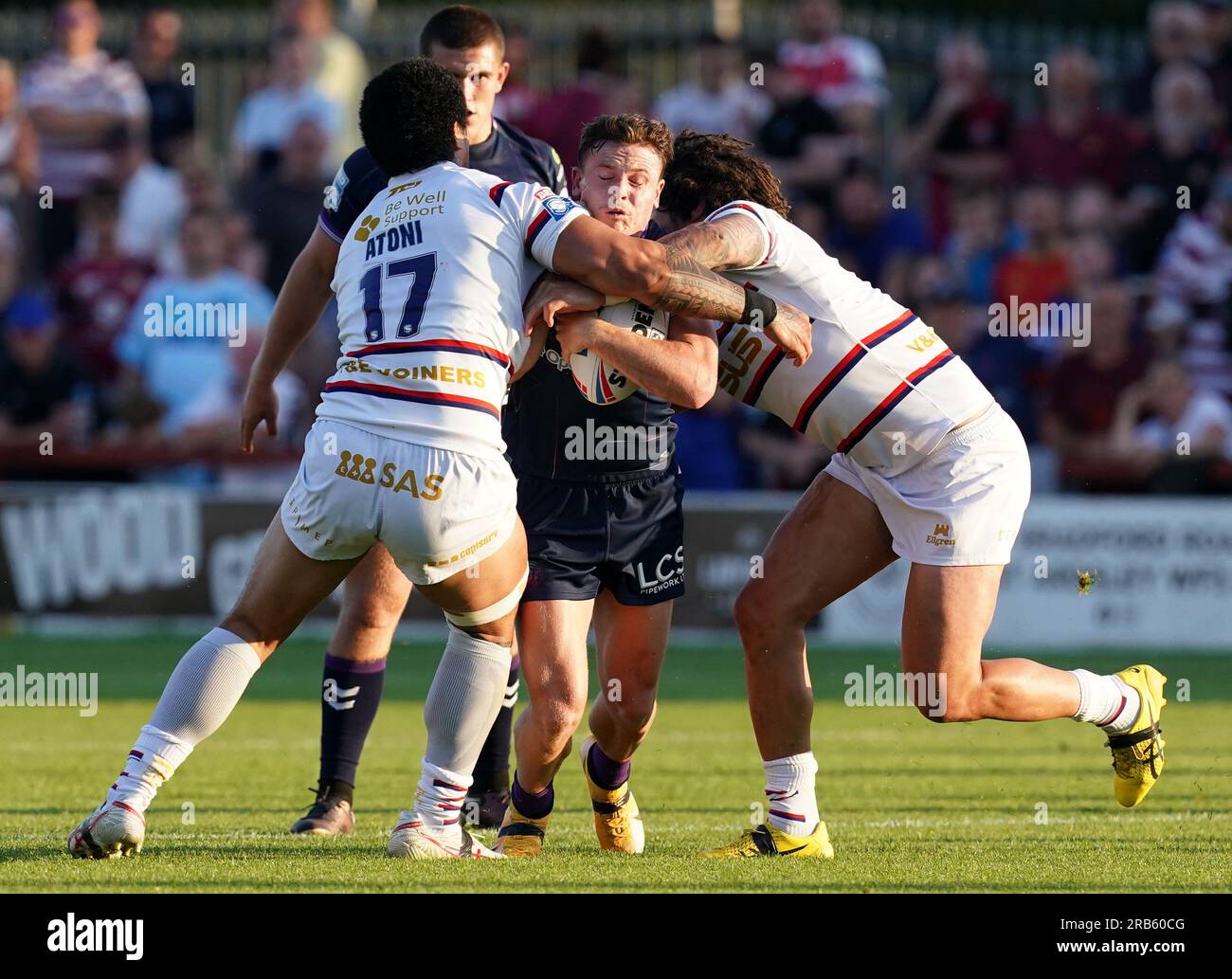 Wigan Warriors's Jai Field affronté par Renouf Atoni (à gauche) et Kevin Proctor (à droite) de Wakefield Trinity lors du match de Betfred Super League au Be Well support Stadium, à Wakefield. Date de la photo : Vendredi 7 juillet 2023. Banque D'Images