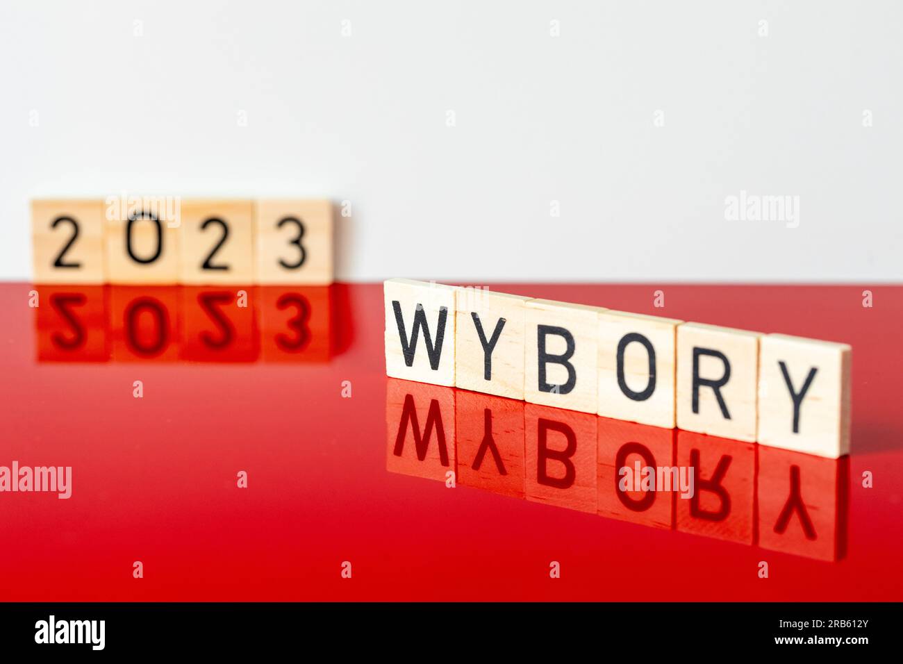 Les couleurs blanches et rouges polonaises et le mot WYBORY en polonais pour les élections législatives et l'année 2023, le concept des élections en Pologne Banque D'Images