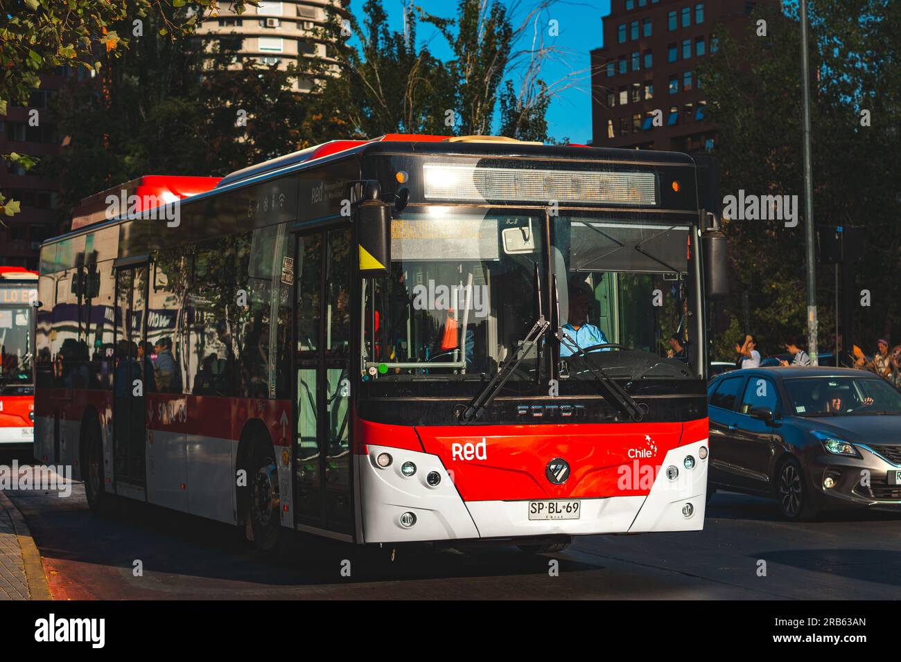 Santiago, Chili - Mars 16 2023 : un transport public Transantiago, ou Red Metropolitana de Movilidad, bus faisant route 117c. Banque D'Images