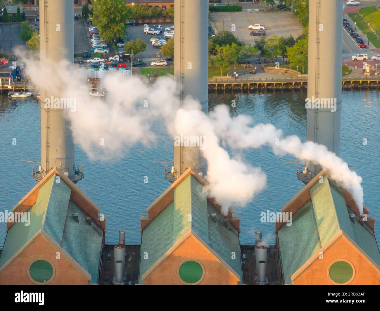 En fin d'après-midi, image aérienne estivale de la centrale électrique située au centre-ville de Providence RI, USA. Banque D'Images