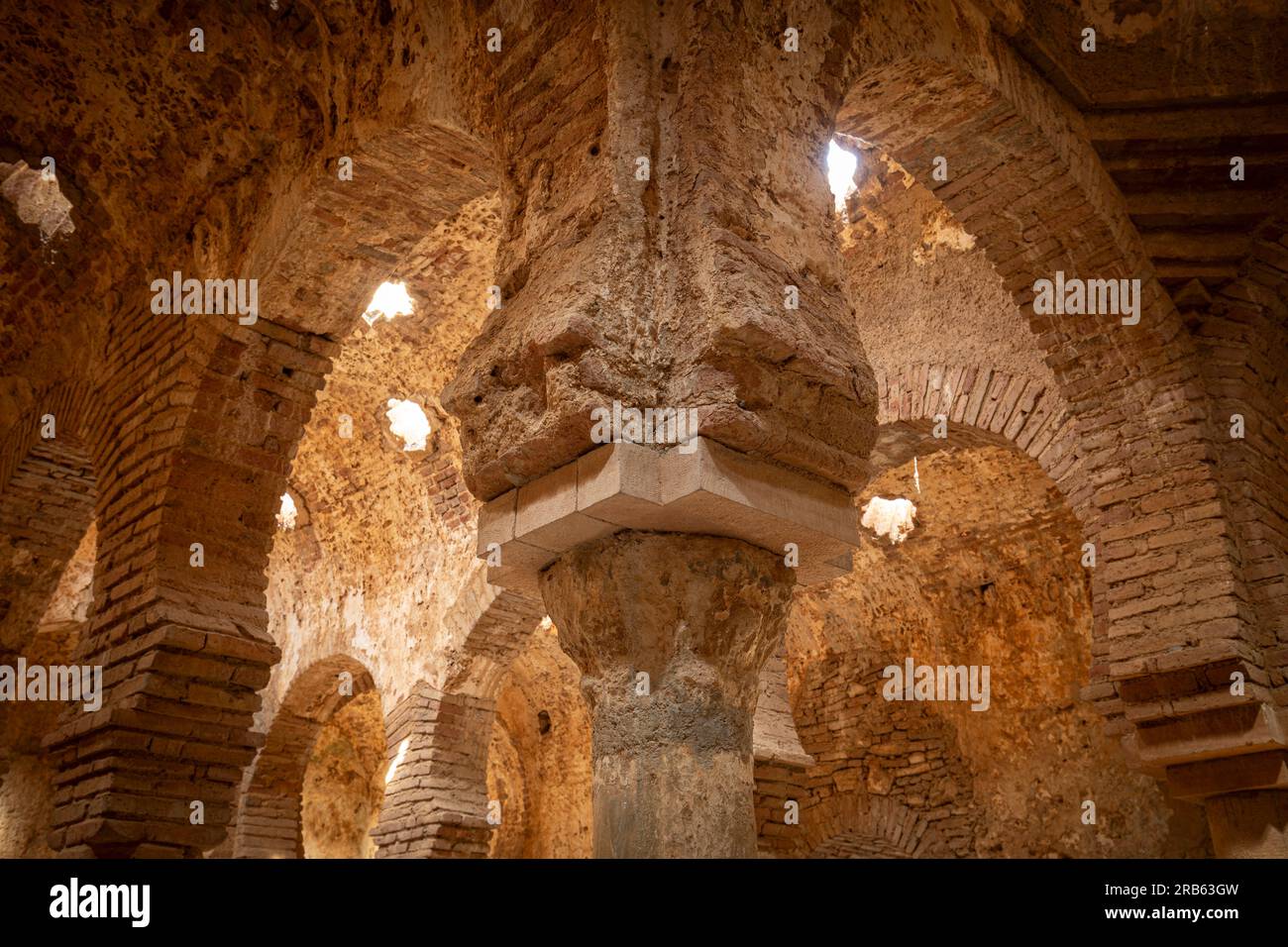 Vue oblique des bains médiévaux arabes de type Hamman dans la ville de Ronda, Malaga, Espagne, avec trois nefs et des puits de lumière sur le toit en forme d'étoile Banque D'Images