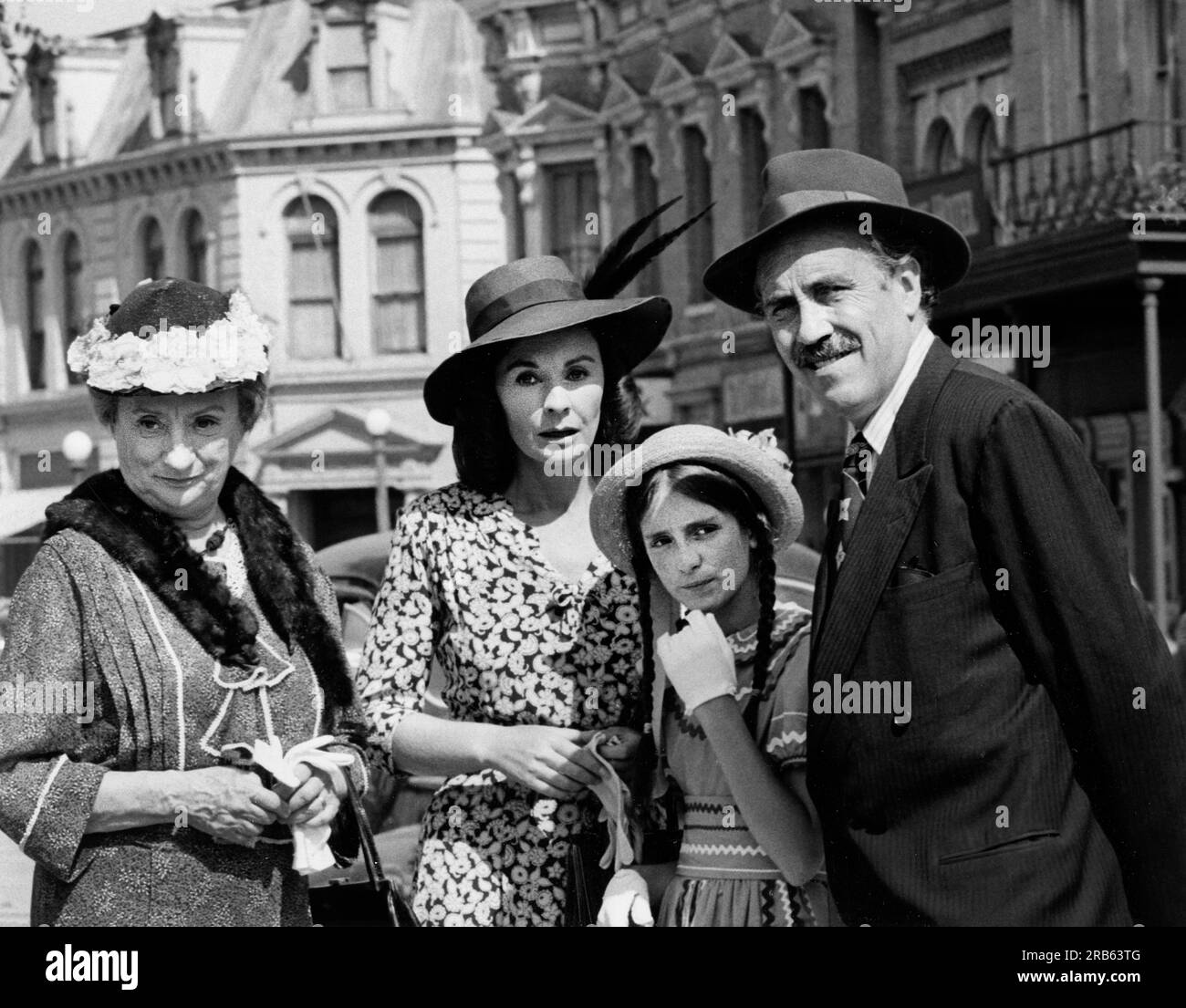 Mildred Natwick, Jean Simmons, Lisa Lucas, Jason Robards, sur le plateau du Téléfilm, 'la promesse de Pâques', CBS-TV, 1975 Banque D'Images