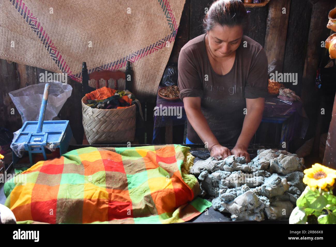 Faire des tortillas de maïs bleues Banque D'Images