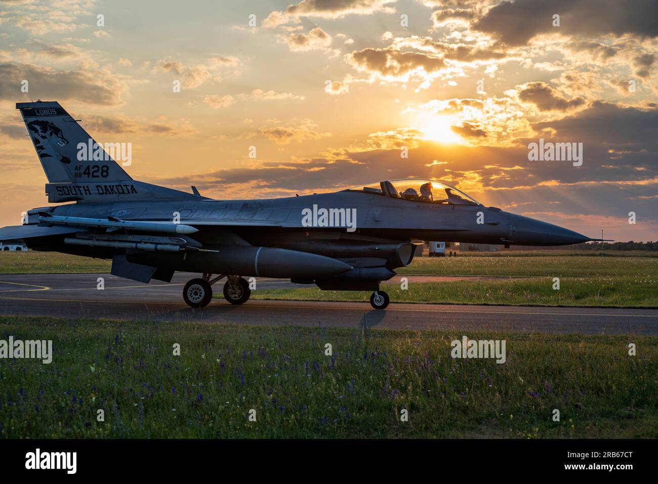 Allemagne. 14 juin 2023. UN AMÉRICAIN Air Force F-16 Fighting Falcon Aircraft affecté à la 114th Fighter Wing, South Dakota National Guard, taxi depuis un mouvement agile d'emploi de combat pendant Air Defender 2023 (AD23) à la base aérienne de Lechfeld, Allemagne, le 14 juin 2023. L’exercice AD23 intègre la puissance aérienne américaine et alliée pour défendre des valeurs communes, tout en tirant parti et en renforçant des partenariats vitaux pour dissuader les agressions dans le monde entier. Crédit : États-Unis Air Force/ZUMA Press Wire/ZUMAPRESS.com/Alamy Live News Banque D'Images