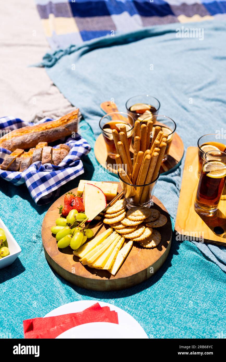 Gros plan de couvertures bleues avec de la nourriture sur des planches à découper et des assiettes. Pique-nique, temps libre, boisson et nourriture, inchangés. Banque D'Images