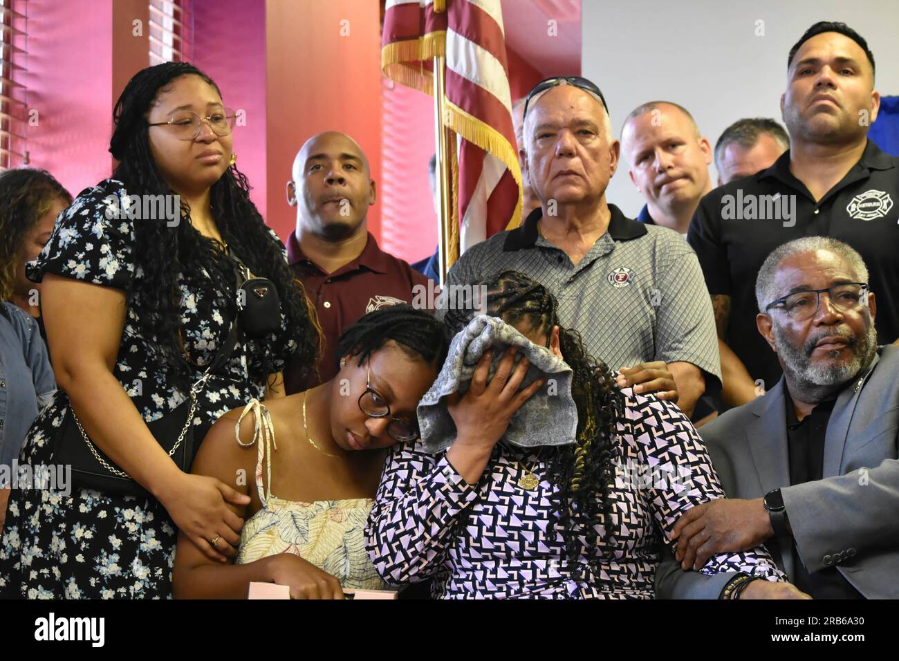 Newark, États-Unis. 07 juillet 2023. Les membres de la famille s'embrassent et s'embrassent au milieu de la douleur de sentir la perte de Wayne Brooks, Jr La famille du défunt pompier Wayne Brooks, Jr. Qui est mort dans l'incendie d'un navire de Port Newark devient émouvante et pleure lors d'une conférence de presse au quartier général du Newark Firefighters Union à Newark. L'incendie à bord du navire Grande Costa d'Avorio a brûlé plus de 36 heures à Port Newark à Newark, New Jersey, États-Unis. Crédit : SOPA Images Limited/Alamy Live News Banque D'Images