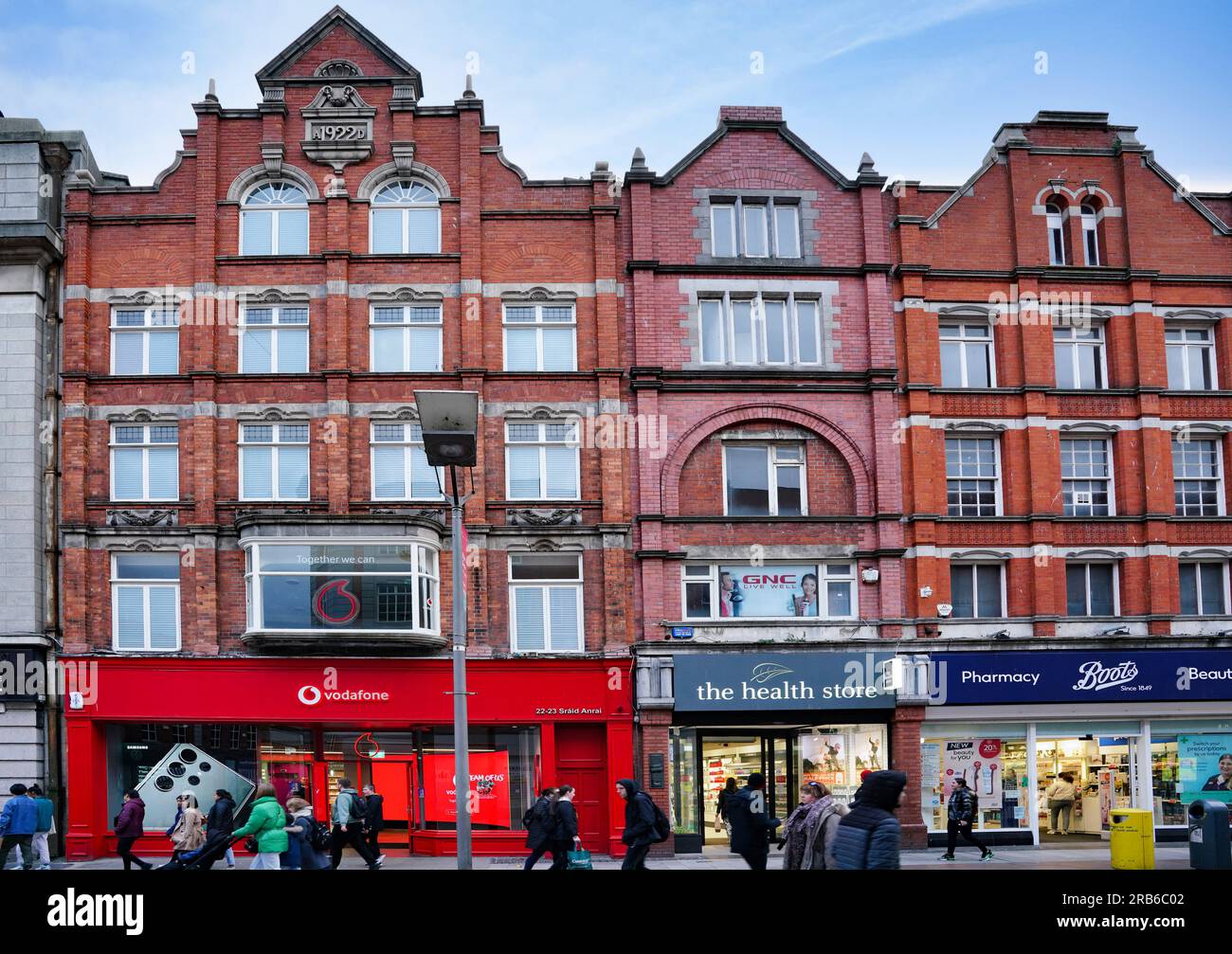 Dublin, Irlande - 24 mars 2023 : zone commerçante piétonne animée, Henry Street. Banque D'Images