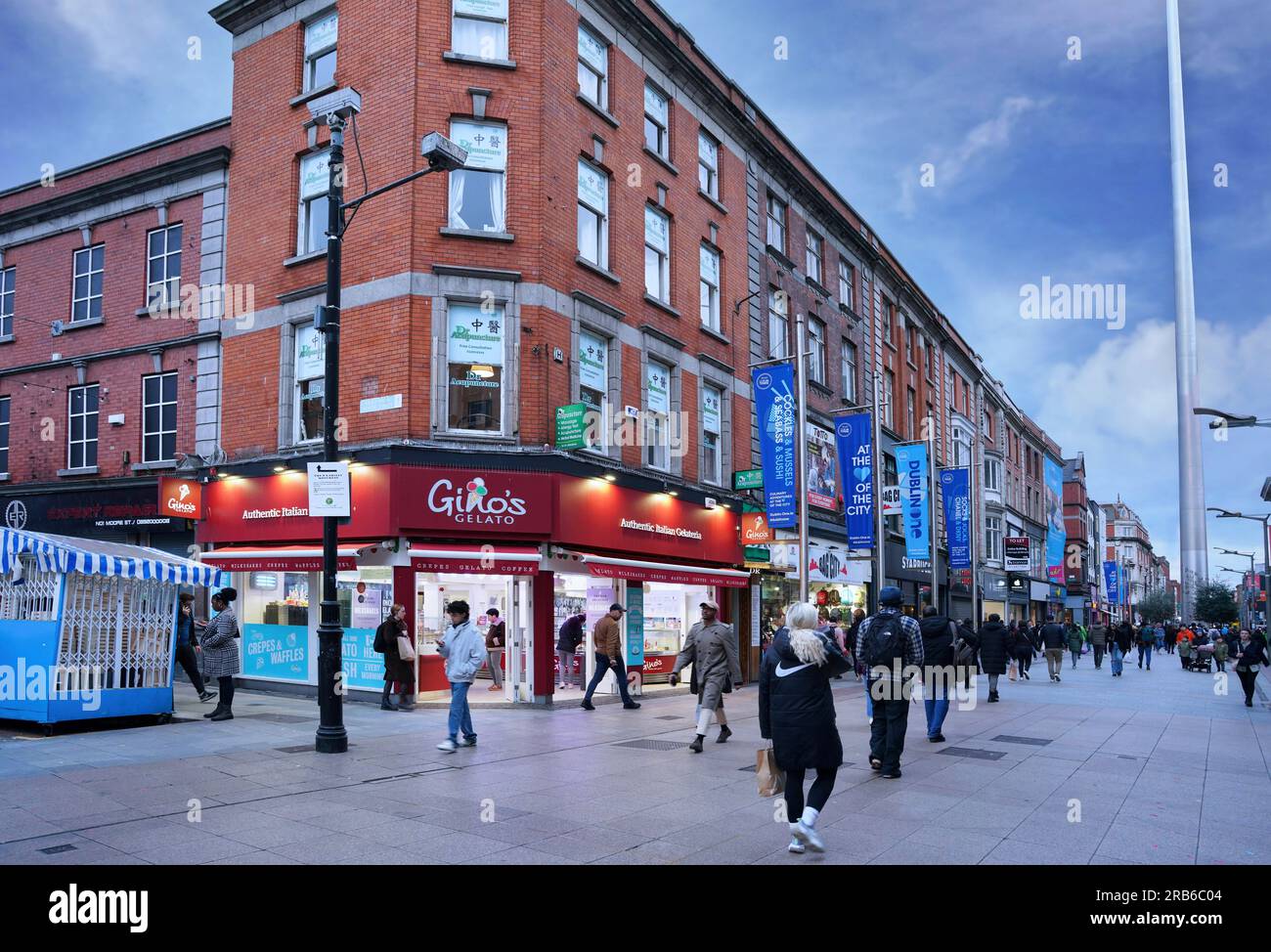 Dublin, Irlande - 24 mars 2023 : zone commerçante piétonne animée, Henry Street. Banque D'Images