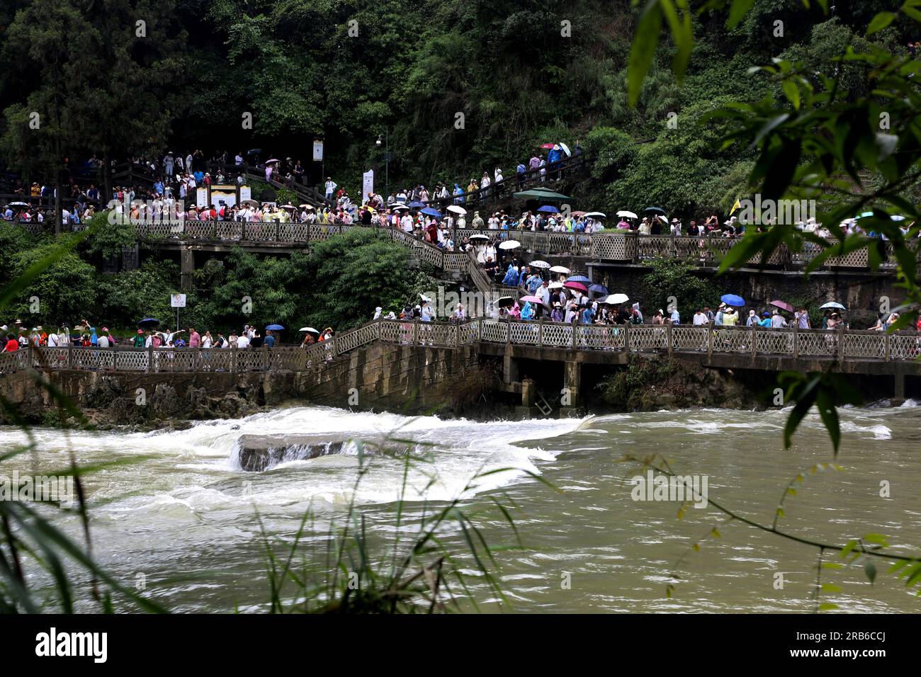 ANSHUN, CHINE - 7 JUILLET 2023 - les touristes se rafraîchissent en jouant dans l'eau devant la cascade Huangguoshu à Anshun, province du Guizhou, Chine, le 7 juillet Banque D'Images