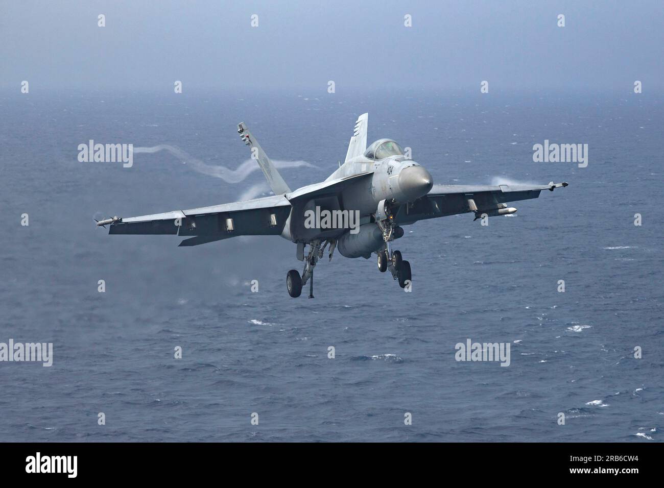 Mer Méditerranée, eaux internationales. 01 juillet 2023. A ÉTATS-UNIS Le chasseur Super Hornet F/A-18E de la Marine, attaché à l'escadron 87 de chasseurs Golden Warriors of Strike, s'approche d'un atterrissage arrêté sur le pont de vol à bord du porte-avions USS de la classe Nimitz Gerald R. Ford opérant sur la mer Méditerranée, au large de la côte italienne, à 1 juillet 2023. Crédit : MC2 Nolan Pennington/États-Unis Navy photo/Alamy Live News Banque D'Images