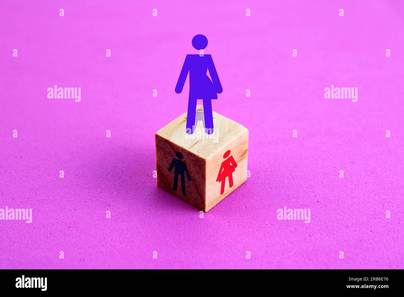 Icône de personne transgenre sur cube en bois Banque D'Images