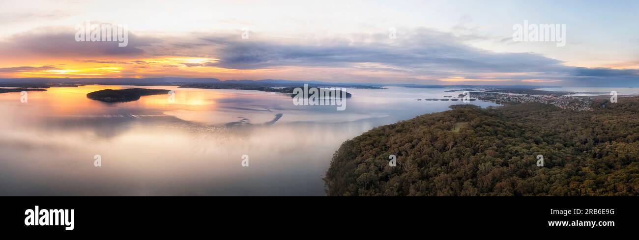 Panorama aérien du coucher de soleil du lac macquarie depuis l'île de Dangar, la plage de Murrays jusqu'au delta du canal Swansea sur la côte Pacifique. Banque D'Images