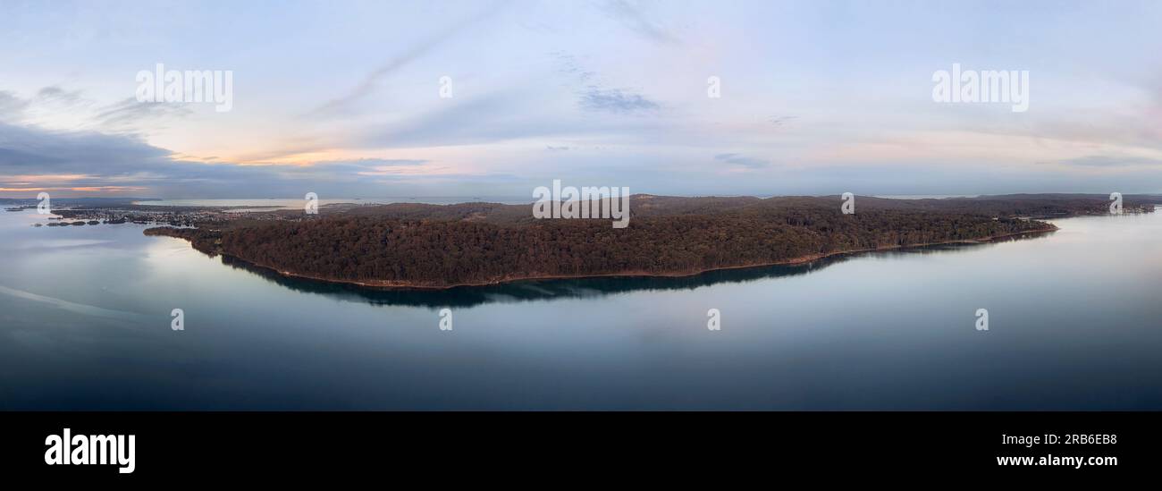 Panorama aérien du coucher du soleil sur le lac Macquarie, du quai Nords à swansea - côte Pacifique de l'Australie. Banque D'Images