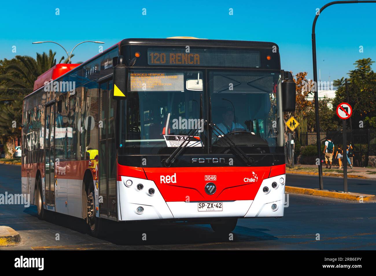 Santiago, Chili - Mars 17 2023 : un transport public Transantiago, ou Red Metropolitana de Movilidad, bus faisant route 120 Banque D'Images