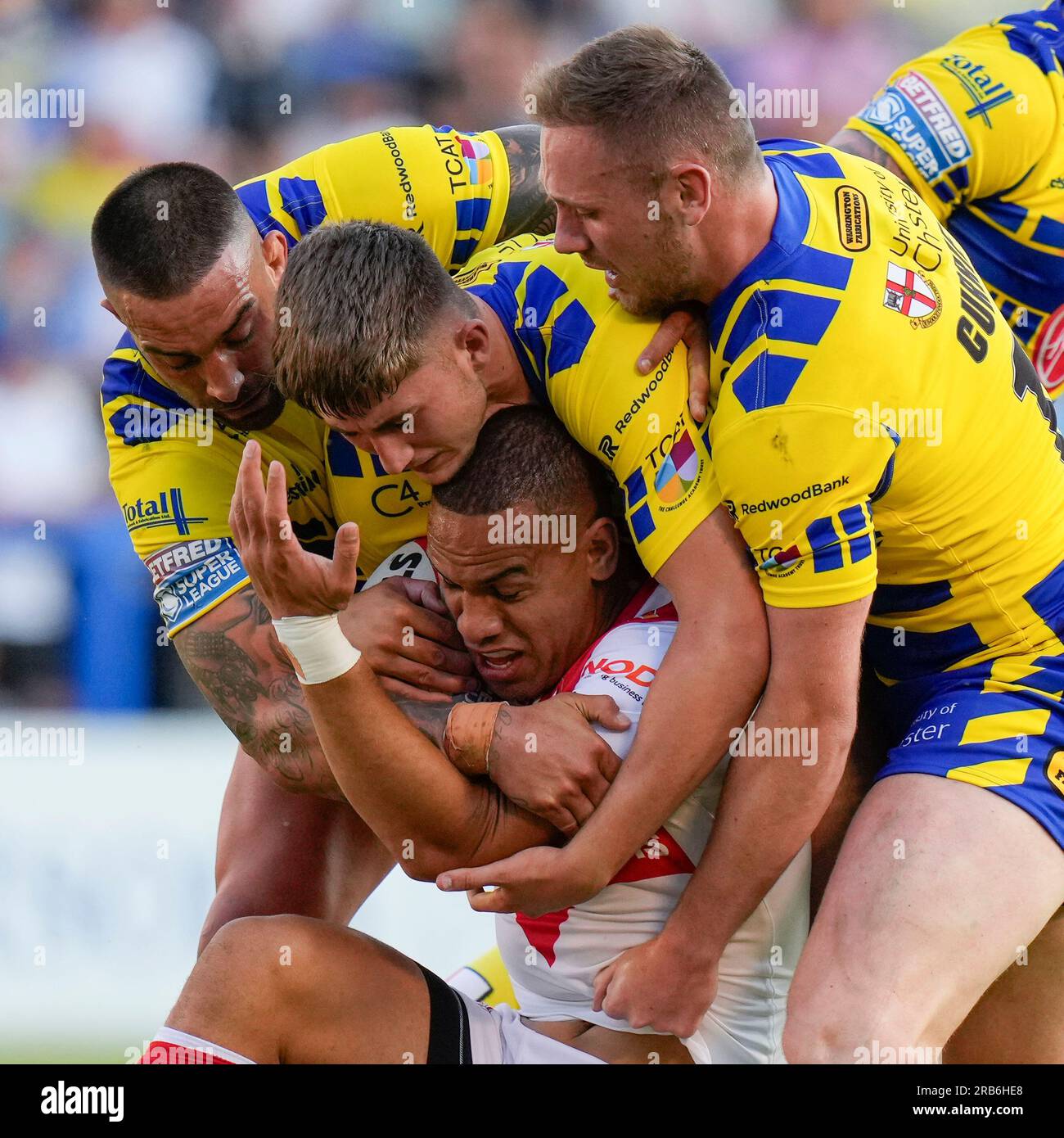 Paul Vaughan #10 de Warrington Wolves, Tom Whitehead #23 de Warrington Wolves et Ben Currie #11 de Warrington Wolves Tackle Hopoate #3 de St. Helens lors du match Betfred Super League Round 18 Warrington Wolves vs St Helens au stade Halliwell Jones, Warrington, Royaume-Uni, le 7 juillet 2023 (photo Steve Flynn/News Images) Banque D'Images