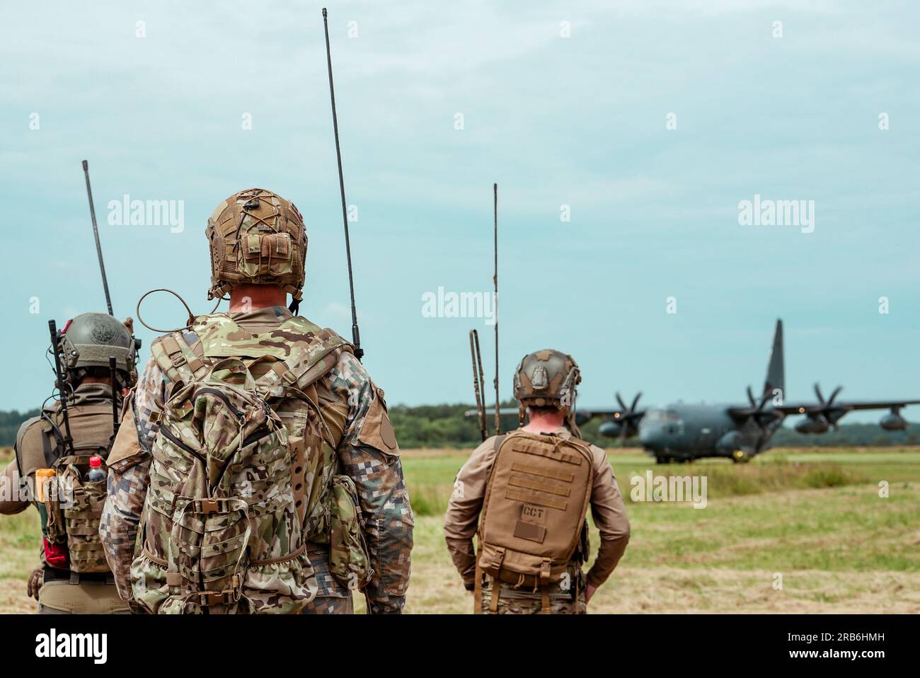 Un membre des forces d'opérations spéciales lituaniennes, un membre des forces d'opérations spéciales lettones et un américain Le contrôleur de combat de la Force aérienne affecté à la 352e Escadre des opérations spéciales contrôle un avion d'atterrissage au cours de l'entraînement des opérations spéciales intégration air-terre près de Daugavpils, Lettonie, le 28 juin 2023. La préparation opérationnelle est primordiale pour les partenariats, la réaction aux crises, la dissuasion et le soutien aux alliés et aux partenaires. (ÉTATS-UNIS Photo Air Force par Tech. Sergent Izabella Workman) Banque D'Images