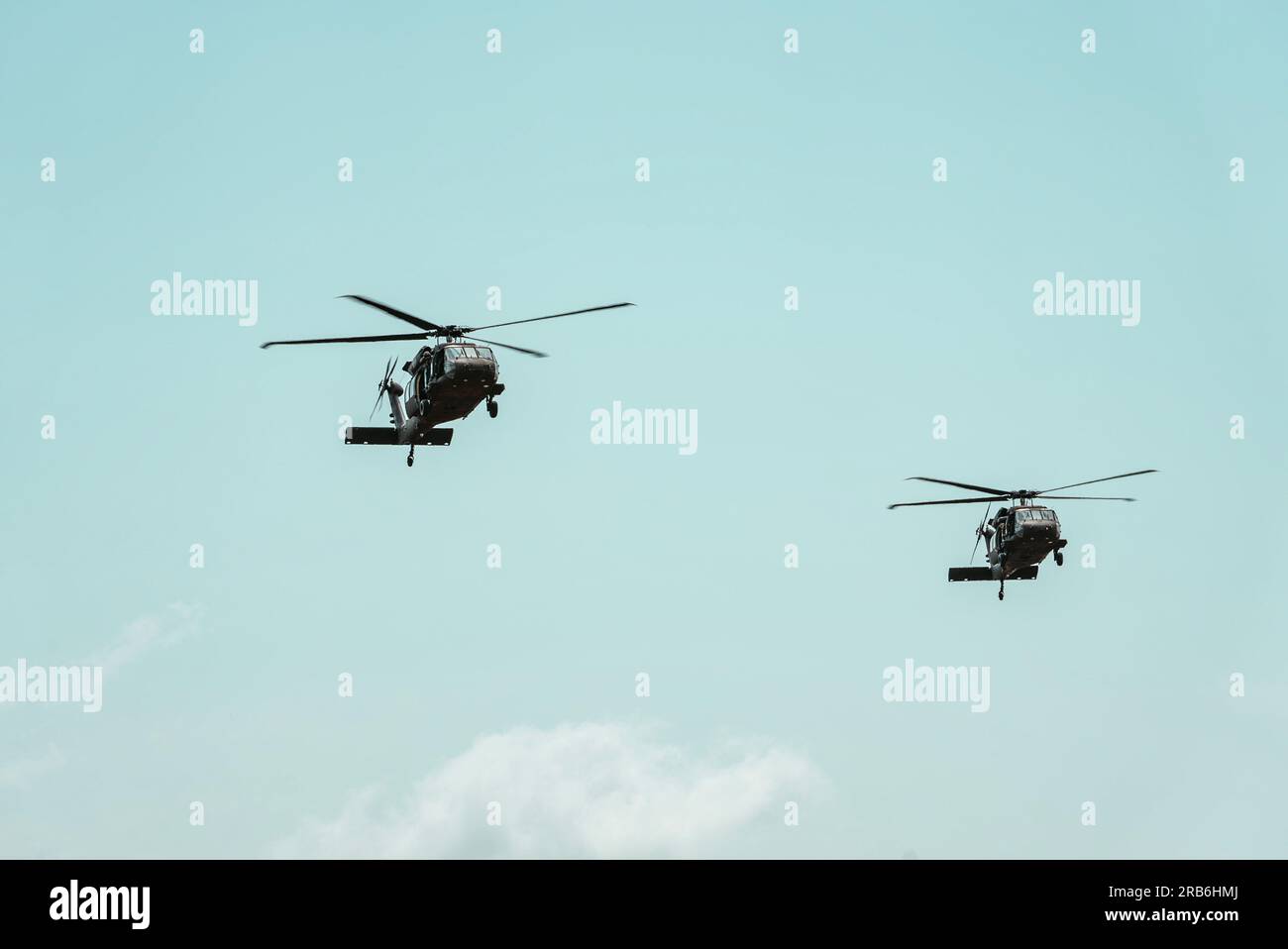 Deux États-Unis Des UH-60 de l'armée survolent une zone d'assaut d'herbe lors de l'entraînement d'intégration Air-Terre des opérations spéciales près de Daugavpils, Lettonie, le 28 juin 2023. La préparation opérationnelle est primordiale pour les partenariats, la réaction aux crises, la dissuasion et le soutien aux alliés et aux partenaires. (ÉTATS-UNIS Photo Air Force par Tech. Sergent Izabella Workman) Banque D'Images