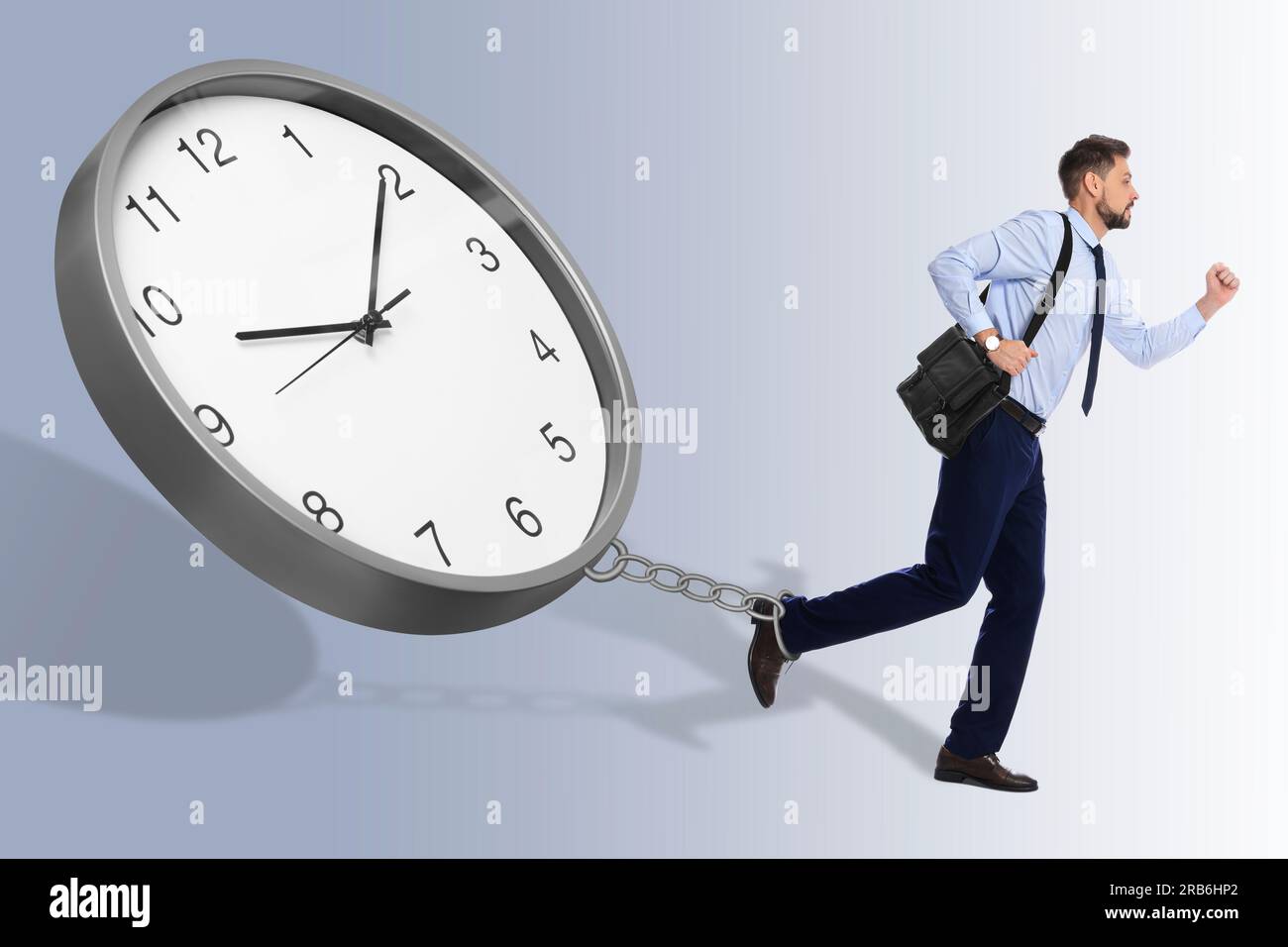 Gestion des délais. Homme d'affaires s'enfuyant et horloge le poursuivant, parce qu'il enchaîné à l'appareil. Fond dégradé gris clair Banque D'Images