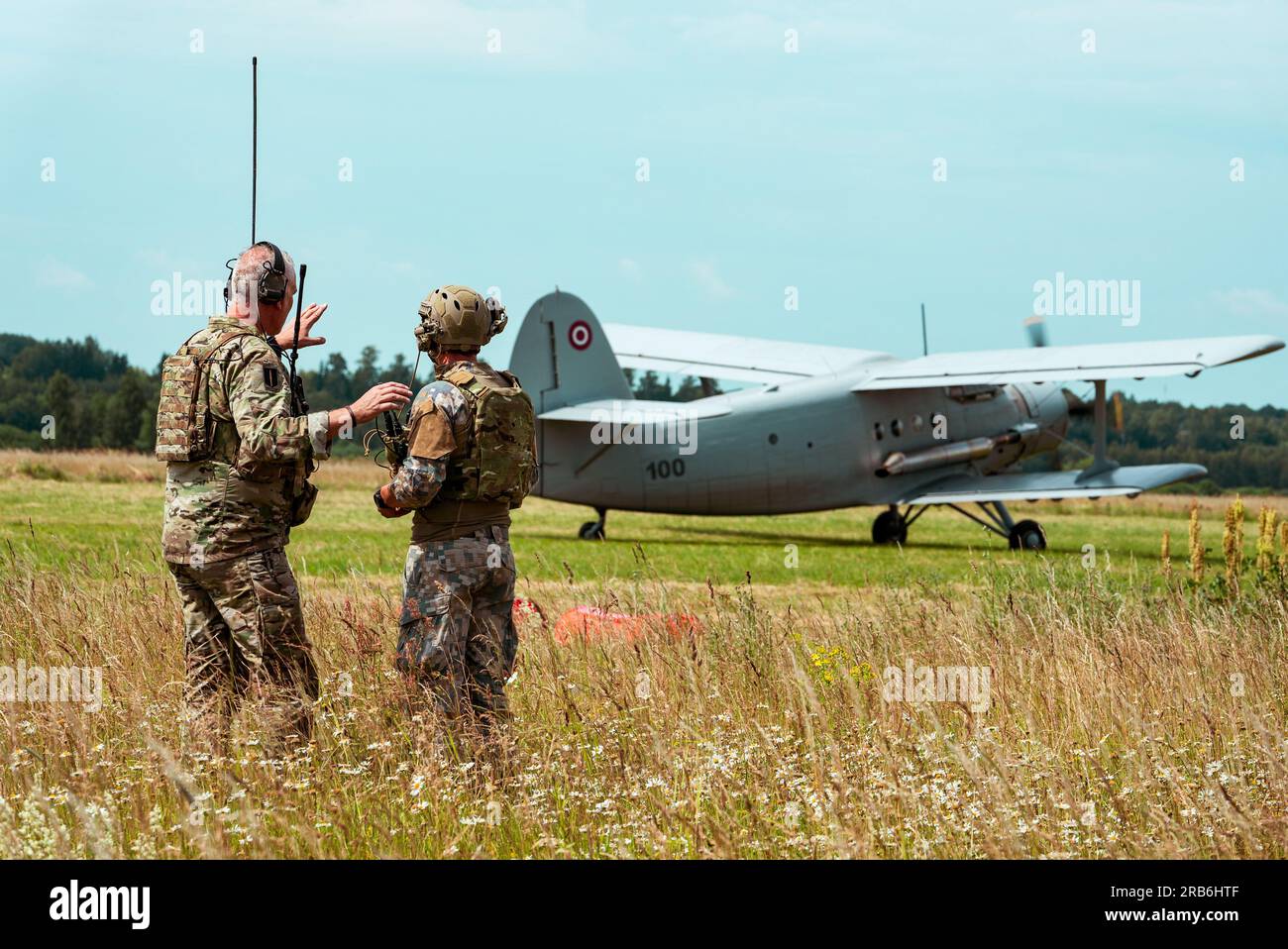 Un contrôleur de combat néerlandais et un membre des Forces d’opérations spéciales lettones contrôlent un aéronef lors d’un entraînement aux opérations spéciales intégration air-terre près de Daugavpils, Lettonie, le 28 juin 2023. Il ne s’agit pas seulement de disposer des forces et des capacités adéquates sur le théâtre, mais aussi d’exercer notre capacité à recevoir rapidement ces forces et à les intégrer à celles de nos alliés et partenaires. (ÉTATS-UNIS Photo Air Force par Tech. Sergent Izabella Workman) Banque D'Images