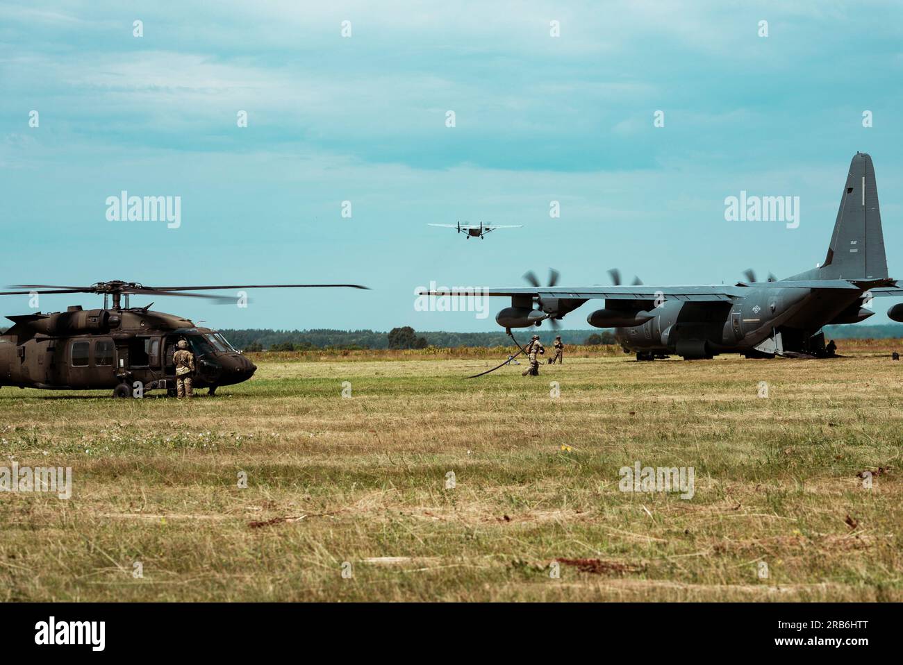 UN AMÉRICAIN Le MC-130J Command II de la 352e Special Operations Wing, RAF Mildenhall, Royaume-Uni et un M-28 Skytruck survolant Jurmala Beach à l'occasion de la fête de Līgo, le 23 juin 2023. Il ne s'agit pas seulement d'avoir les bonnes forces et capacités en place sur le théâtre, mais aussi d'exercer notre capacité à recevoir et à intégrer rapidement ces forces avec nos alliés et partenaires (États-Unis Photo de la Force aérienne par le sergent Tech Izabella Workman). Banque D'Images