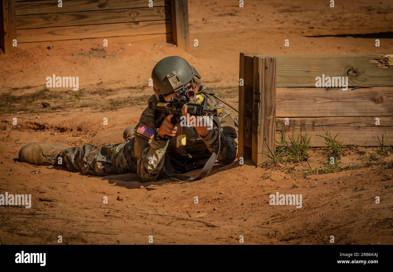 L'entraînement de base au combat, également connu sous le nom de « camp d'entraînement », est exigé de tous les nouveaux soldats enrôlés pour créer une base solide pour leur expérience dans l'armée et leurs objectifs futurs. La formation de base dure 10 semaines et le stagiaire passera par 4 phases qui couvrent les valeurs fondamentales, l'entraînement physique, les premiers soins, les programmes de l'armée, l'armement, compétences de combat, course d'obstacles, bases de fusil, développement de combat, entraînement sur le terrain, armement avancé, tir, et cours de navigation. Fort Jackson, c'est les États-Unis Principal centre de production de l'armée pour l'entraînement de base au combat. L'installation entraîne environ 50 pour cent de tous les soldats A. Banque D'Images