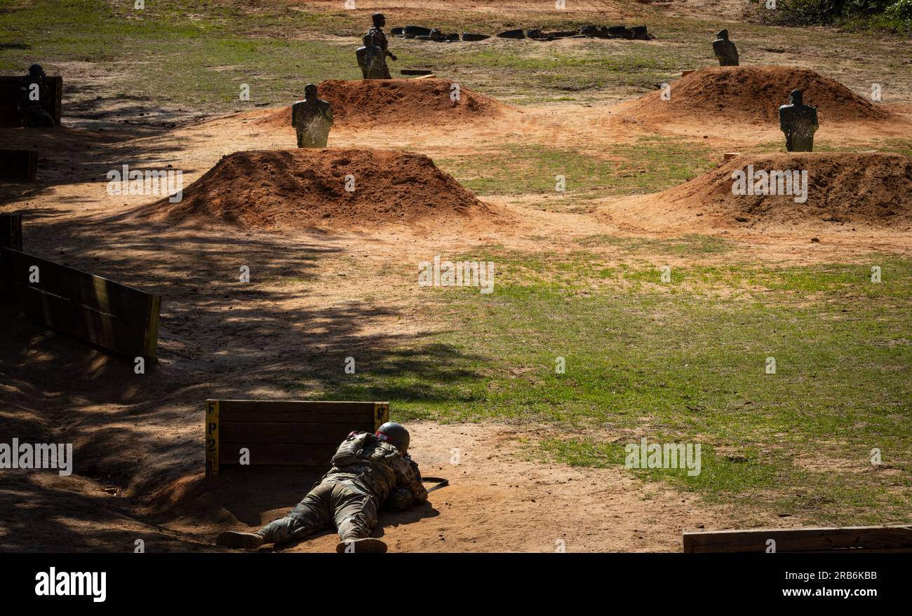 L'entraînement de base au combat, également connu sous le nom de « camp d'entraînement », est exigé de tous les nouveaux soldats enrôlés pour créer une base solide pour leur expérience dans l'armée et leurs objectifs futurs. La formation de base dure 10 semaines et le stagiaire passera par 4 phases qui couvrent les valeurs fondamentales, l'entraînement physique, les premiers soins, les programmes de l'armée, l'armement, compétences de combat, course d'obstacles, bases de fusil, développement de combat, entraînement sur le terrain, armement avancé, tir, et cours de navigation. Fort Jackson, c'est les États-Unis Principal centre de production de l'armée pour l'entraînement de base au combat. L'installation entraîne environ 50 pour cent de tous les soldats A. Banque D'Images