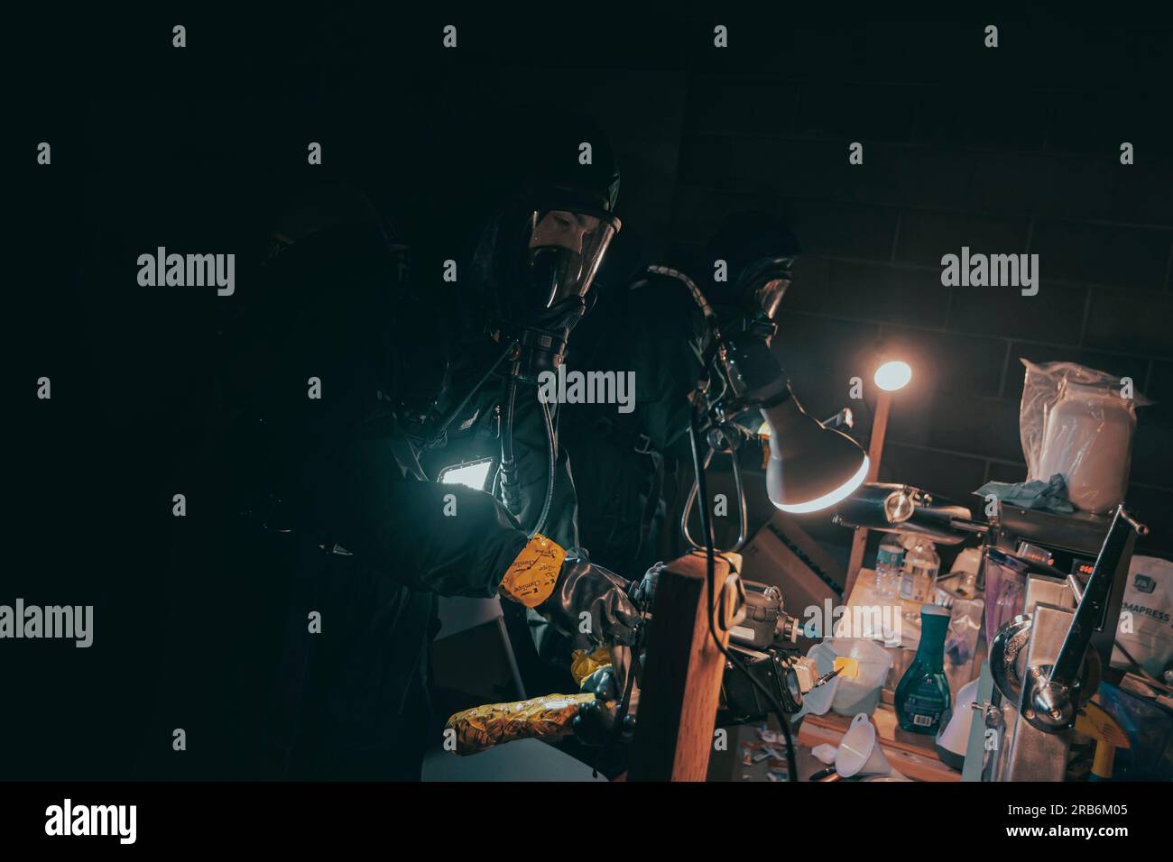 Les membres de la 47th Weapons of Mass destruction-civil Response Team, de la Garde nationale du Mississippi, utilisent un outil de détection de menaces multiples sans fil MultiRAE PRO pour tester des échantillons d'un faux labratoire de narcotiques pendant ORCA 23 au Centre d'entraînement aux incendies d'Anchorage, Alaska, le 13 juin 2023. ORCA est un exercice biennal organisé par l’équipe de soutien civil de la 103e arme de destruction massive de la Garde nationale de l’Alaska pour maintenir la préparation, valider les procédures d’intervention et établir des partenariats entre les organismes locaux, étatiques et fédéraux qui interviennent en cas d’incidents complexes et de dangers CBRNE. (ÉTATS-UNIS Armée Na Banque D'Images