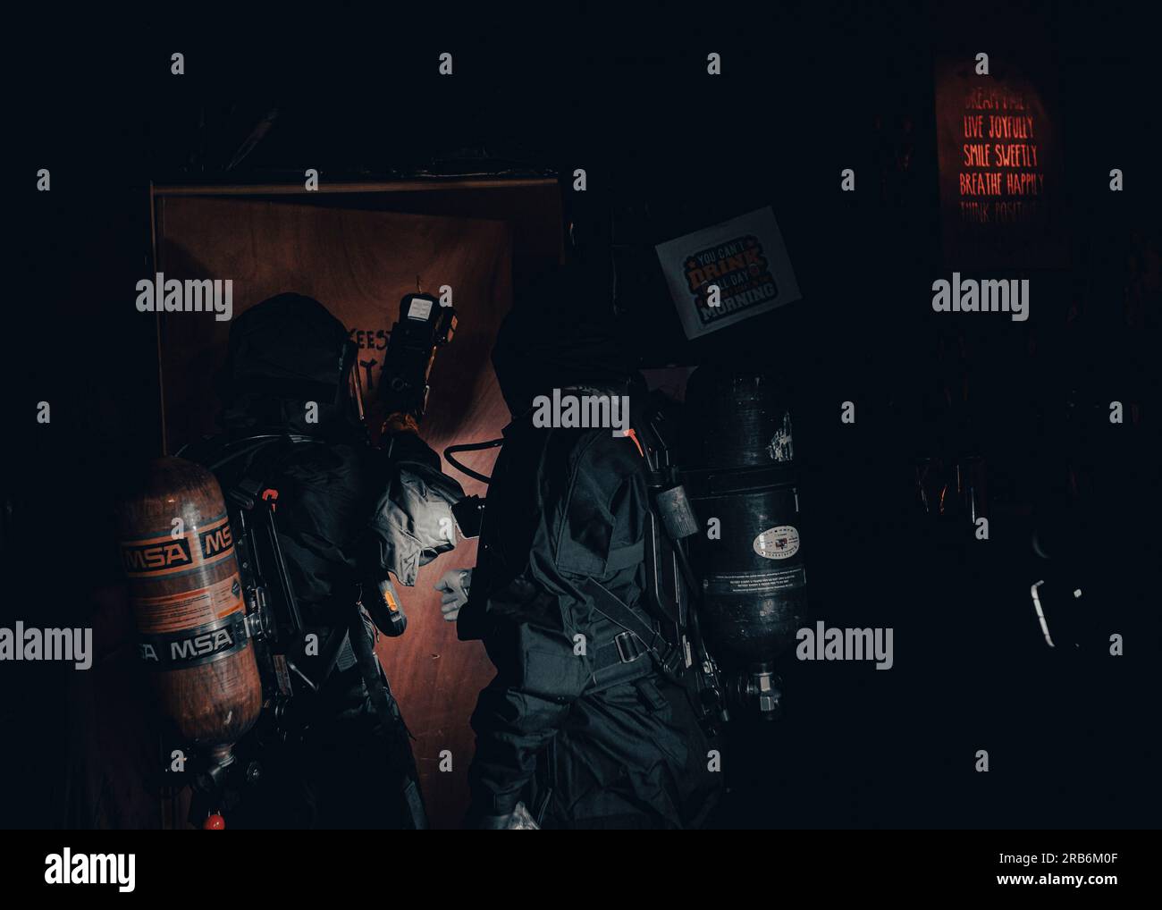 Les membres de la 47th Weapons of Mass destruction – civil Response Team, de la Garde nationale du Mississippi, utilisent un outil de détection de menaces multiples sans fil MultiRAE PRO pour tester les risques de gaz ou radiologiques pendant ORCA 23 au centre de formation aux incendies d'Anchorage, en Alaska, le 13 juin 2023. ORCA est un exercice biennal organisé par l’équipe de soutien civil de la 103e arme de destruction massive de la Garde nationale de l’Alaska pour maintenir la préparation, valider les procédures d’intervention et établir des partenariats entre les organismes locaux, étatiques et fédéraux qui interviennent en cas d’incidents complexes et de dangers CBRNE. (ÉTATS-UNIS Armée nationale G Banque D'Images