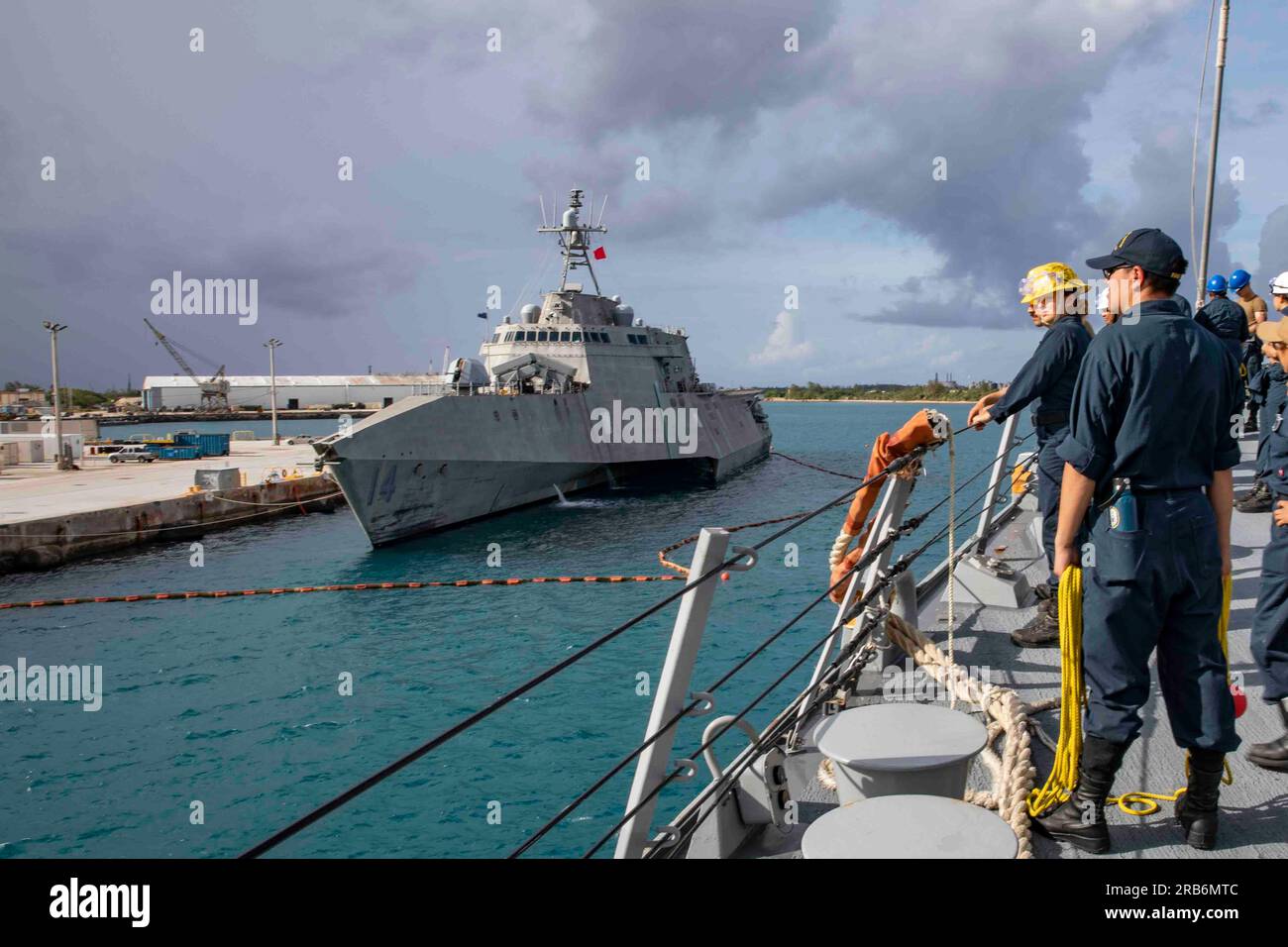 GUAM (06 juillet 2023) les marins se rassemblent sur le FOc'sle pour une évolution mer-ancre alors que le destroyer de missiles guidés de classe Arleigh Burke USS Ralph Johnson (DDG 114) tire côté jetée à côté de l'USS Manchester (LCS 14) lors d'une visite portuaire à Guam, juillet 6. Ralph Johnson est affecté au Commander, Task Force 71/Destroyer Squadron (DESRON) 15, le plus grand DESRON déployé à l’avant de la Marine et la principale force de surface de la 7e flotte américaine. (ÉTATS-UNIS Photo de la Marine par Jamaal Liddell, spécialiste de la communication de masse de 1e classe) Banque D'Images