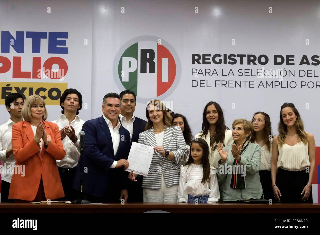 Mexico, Mexique. 07 juillet 2023. 7 juillet 2023, Mexico, Mexique: Le président du Parti révolutionnaire institutionnel, Alejandro Moreno Cardenas a reçu l'inscription en tant que candidat à la direction du Front large pour le Mexique, de Francisco Javier Cabeza de Vaca livré par son épouse Mariana Gomez Leal accompagné de leurs fils, au siège du parti à Mexico. Le 7 juillet 2023 à Mexico, Mexique (photo de Luis Barron/Eyepix Group/Sipa USA). Crédit : SIPA US/Alamy Live News Banque D'Images