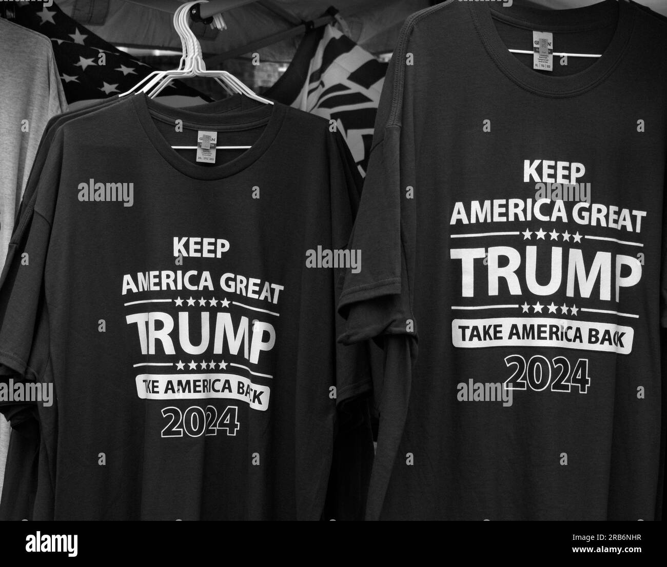 Les partisans de l'ancien président américain Donald Trump vendent des T-shirts pour promouvoir l'élection de Trump en 2024 lors d'un événement public à Abingdon, Virginie, États-Unis Banque D'Images