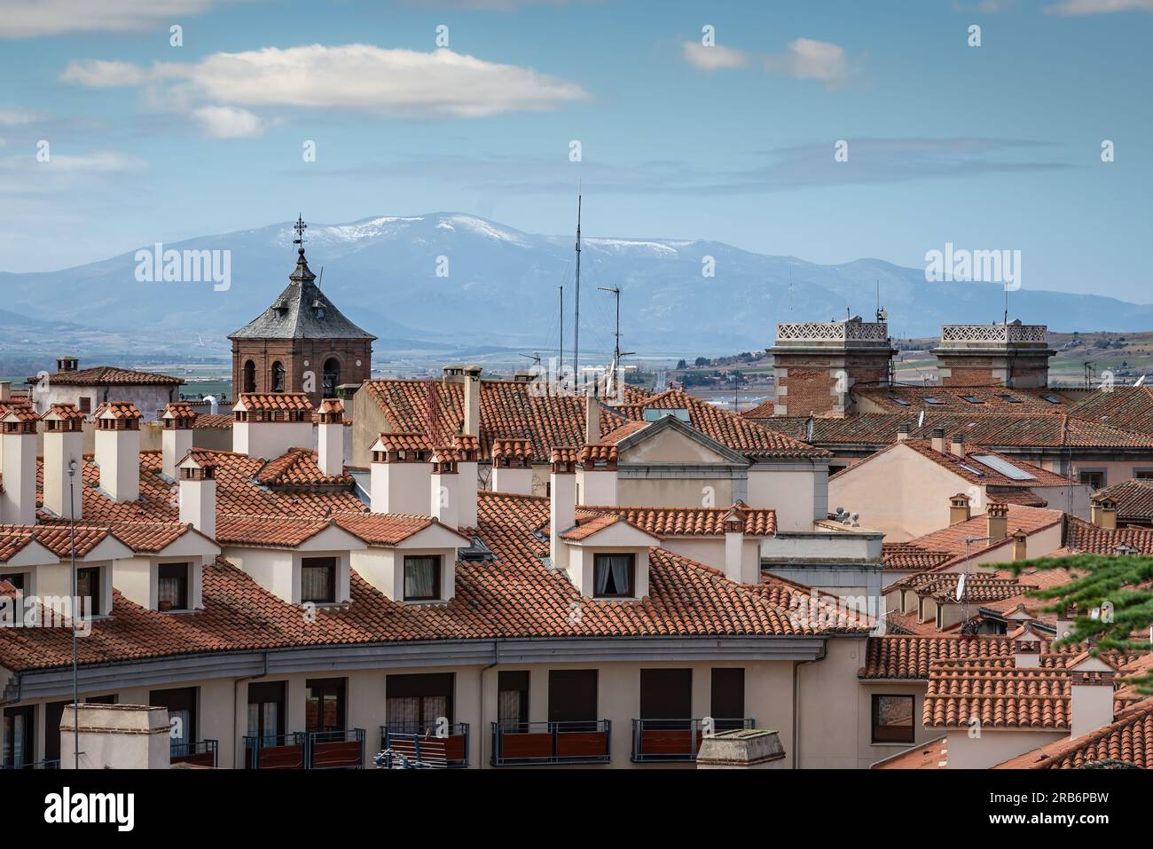 Avila vue avec église Saint Jean Baptiste (San Juan Bautista) et montagnes - Avila, Espagne Banque D'Images