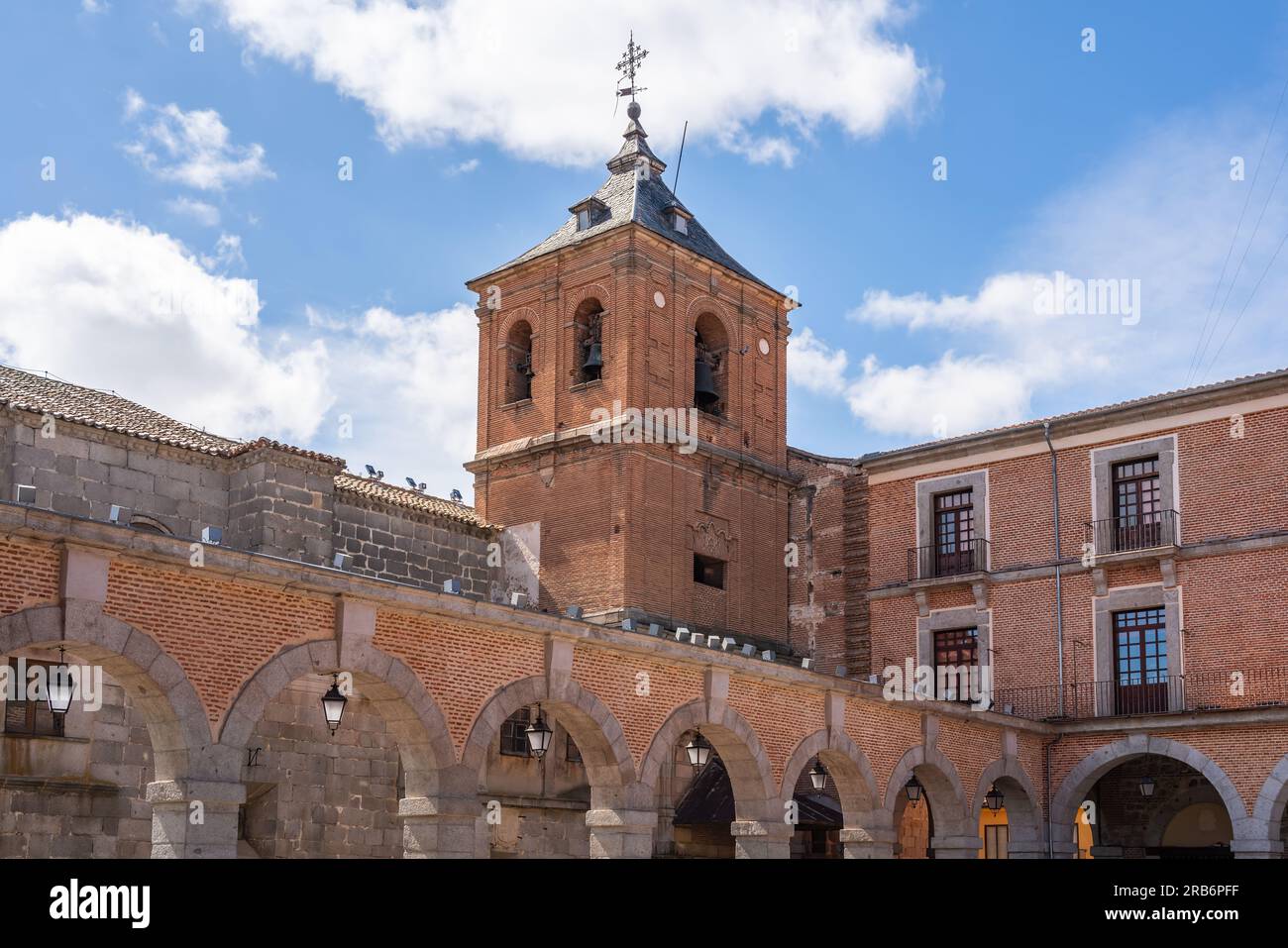 Église Saint-Jean-Baptiste (San Juan Bautista) à Plaza del Mercado Chico Square - Avila, Espagne Banque D'Images