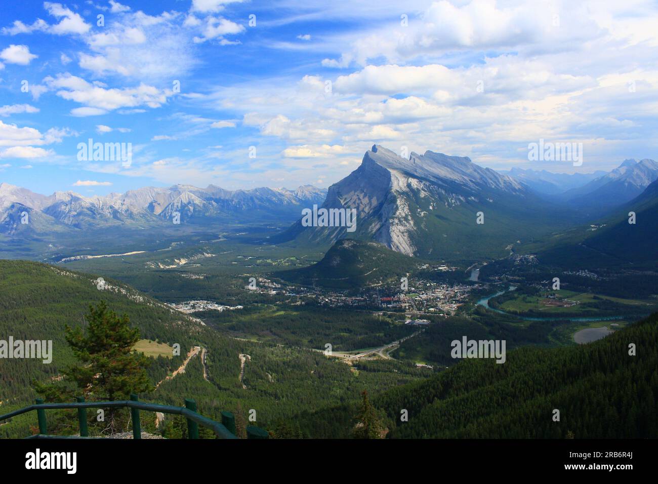 Une vue magnifique sur la ville de Banff et le mont Rundle depuis le mont Norquay. Banque D'Images