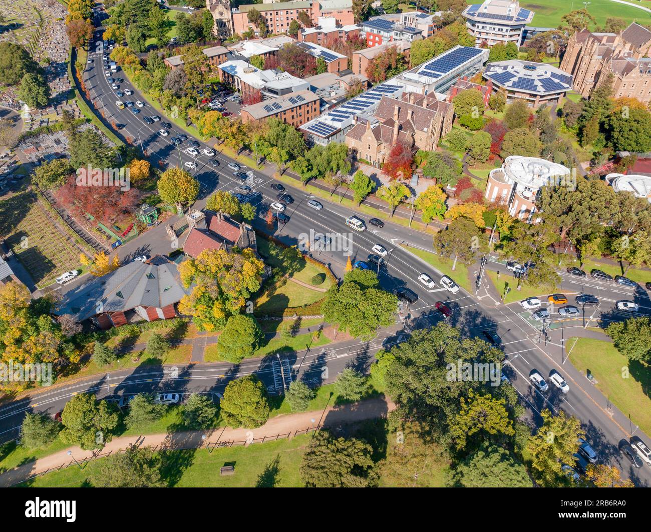 Vue aérienne d'une intersection urbaine animée en automne au Carlton à Melbourne, Victoria, Australie Banque D'Images