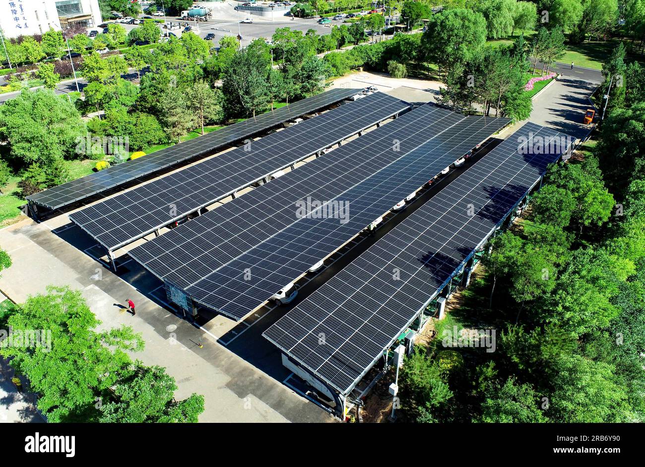 Ordosq, Chine. 08 juillet 2023. ORDOS, CHINE - 7 JUILLET 2023 - une photo aérienne montre le projet de production d'énergie photovoltaïque sur le toit d'un parking public dans la ville d'Ordos, en Mongolie intérieure, en Chine, le 7 juillet 2023. La ville d’Ordos promeut vigoureusement la construction de projets de production d’énergie photovoltaïque sur les toits des institutions administratives, des agences gouvernementales, des écoles et des parkings publics. (Photo de CFOTO/Sipa USA) crédit : SIPA US/Alamy Live News Banque D'Images