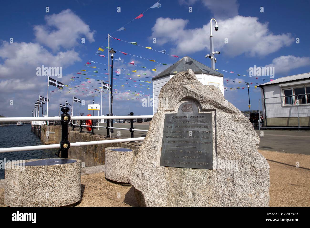 Le mémorial aux hommes qui ont participé à l'opération chariot pendant la Seconde Guerre mondiale, sur Prince of Wales Pier à Falmouth, Cornouailles, Royaume-Uni Banque D'Images