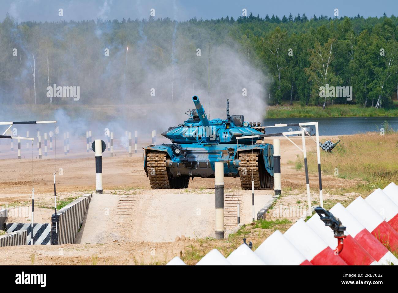 ALABINO, RUSSIE - 19 AOÛT 2022 : le char T-72B3 en coloration bleue sur la piste de biathlon de char par une journée ensoleillée. Jeux de guerre internationaux Banque D'Images