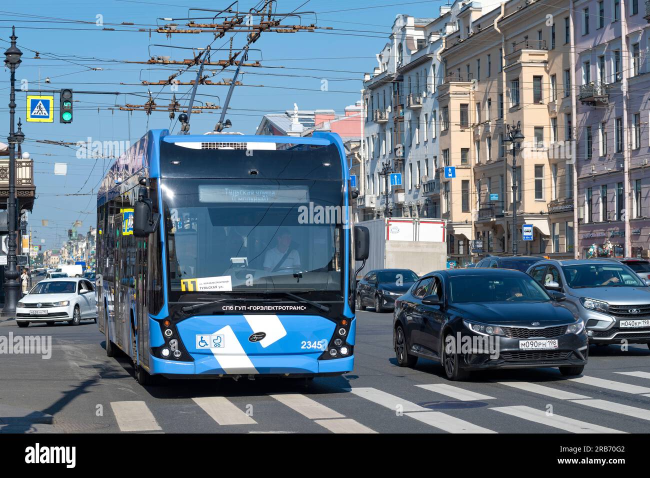 SAINT-PÉTERSBOURG, RUSSIE - 27 JUIN 2023 : trolleybus VMZ-5298,01 'Avangard' dans le flux de trafic sur la perspective Nevsky Banque D'Images